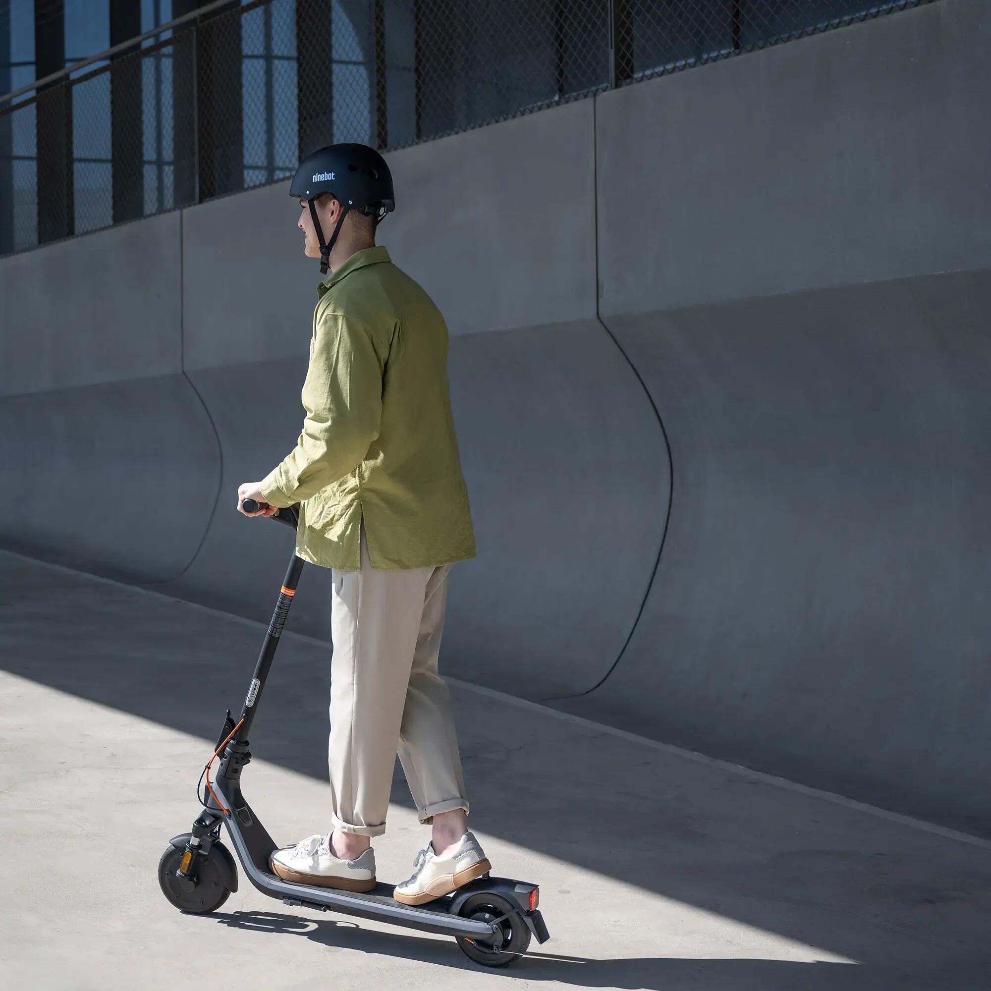Trotinetă electrică Ninebot E2 PLUS II 3/7