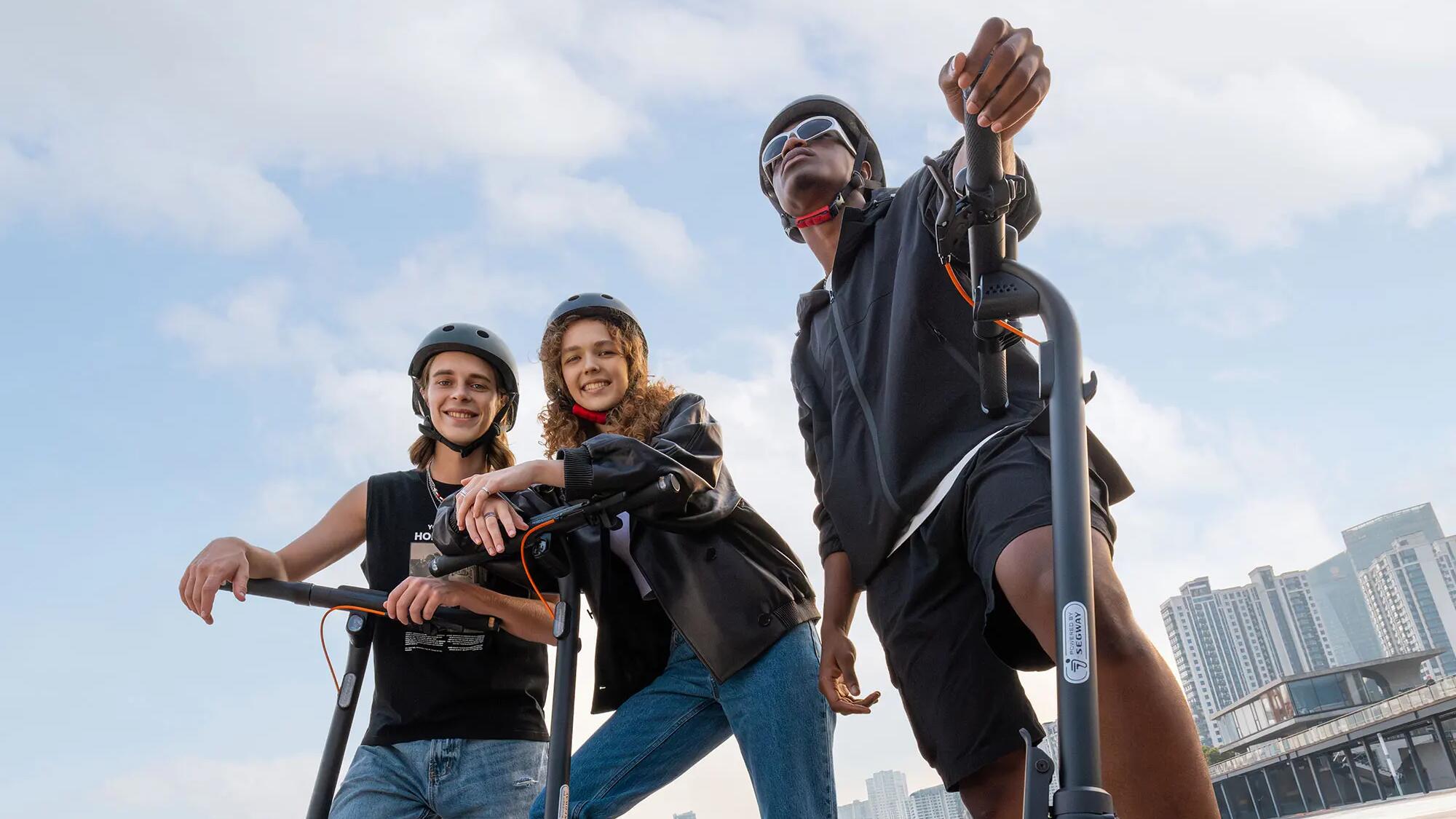 Dos personas en patinetes eléctricos por la ciudad