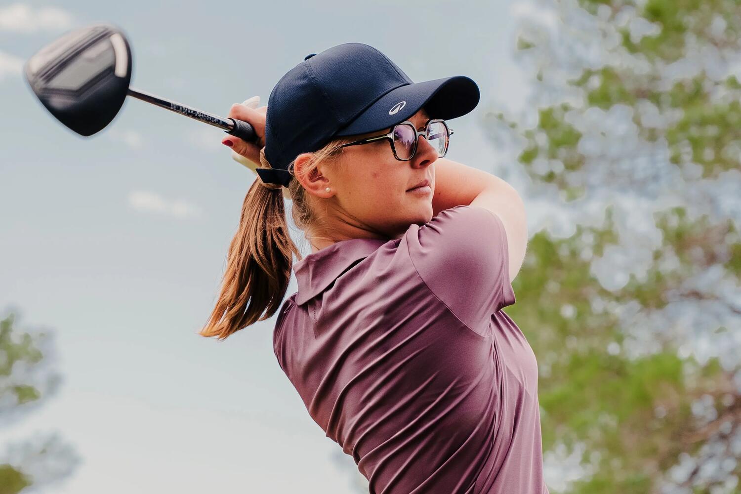 Mujer jugando Golf