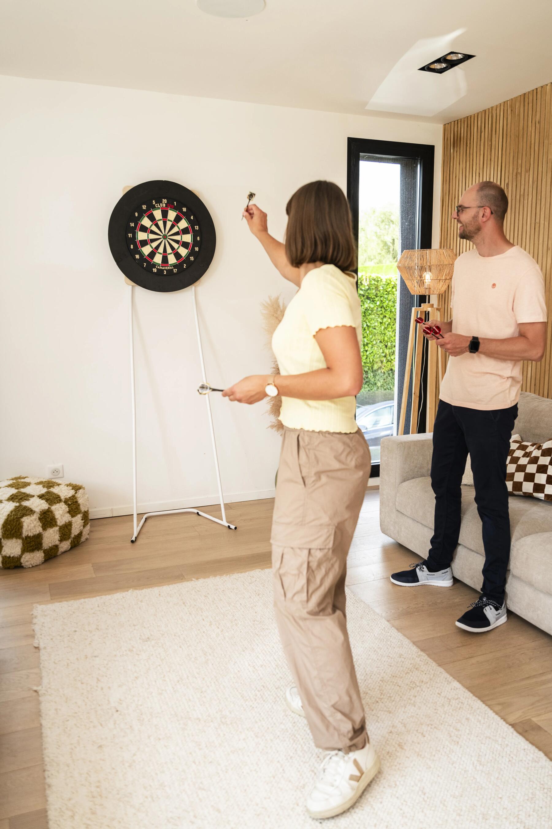 Ein Pärrchen spielt Dart nach den offiziellen Dart Regeln 