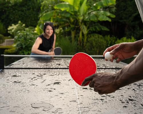 mężczyźni grający w tenisa stołowego