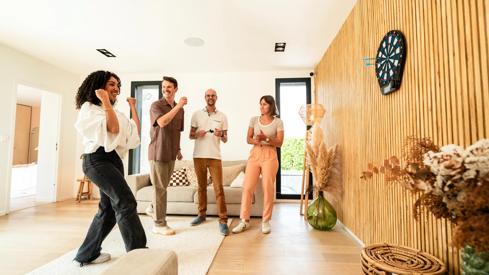 petit garçon qui vise la cible avec son arc à flèche tir à l'arc