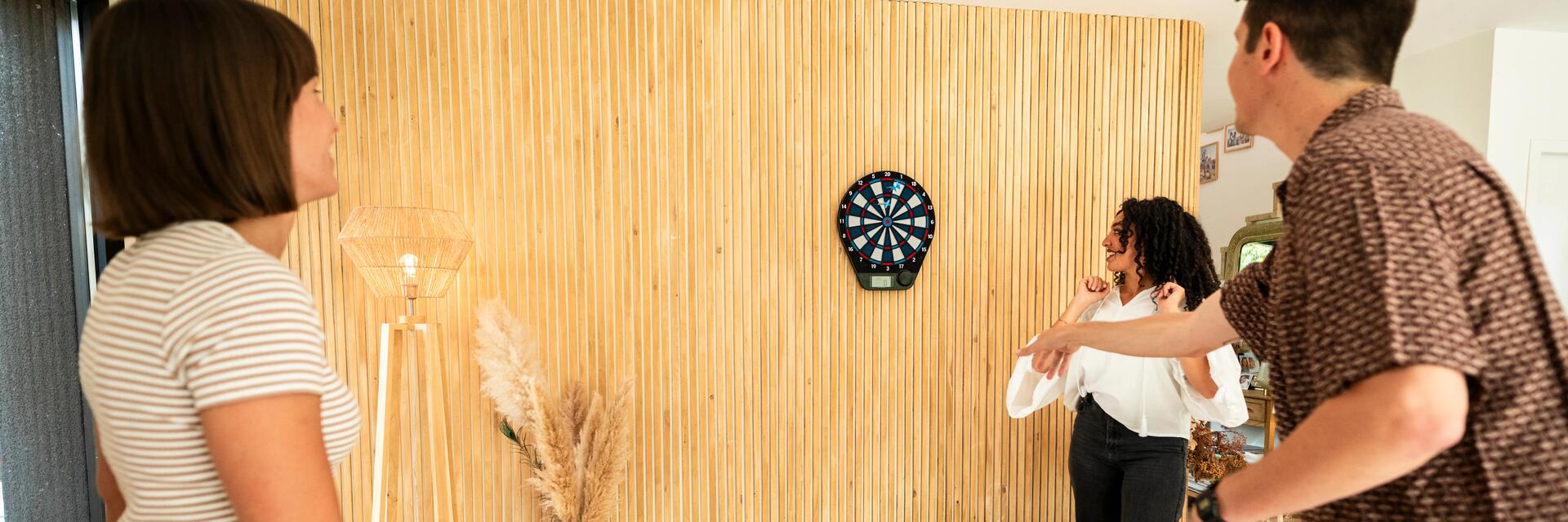 Eine Familie spielt beliebte Dartspiele