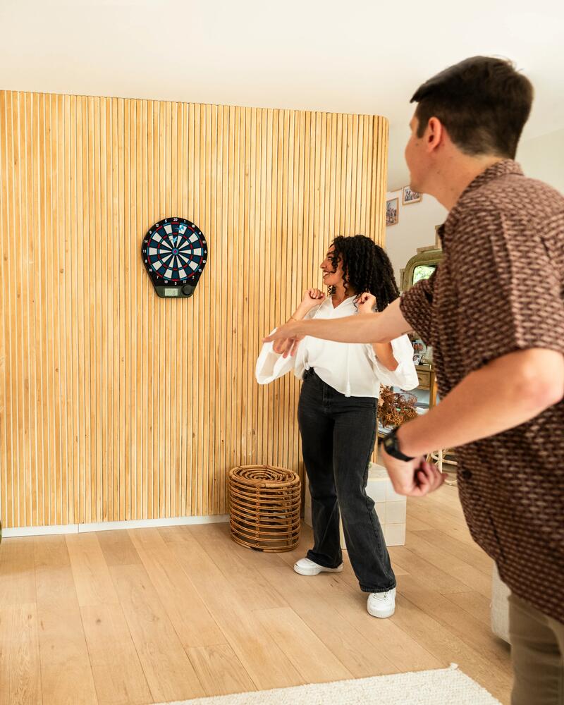 Eine Familie spielt beliebte Dartspiele