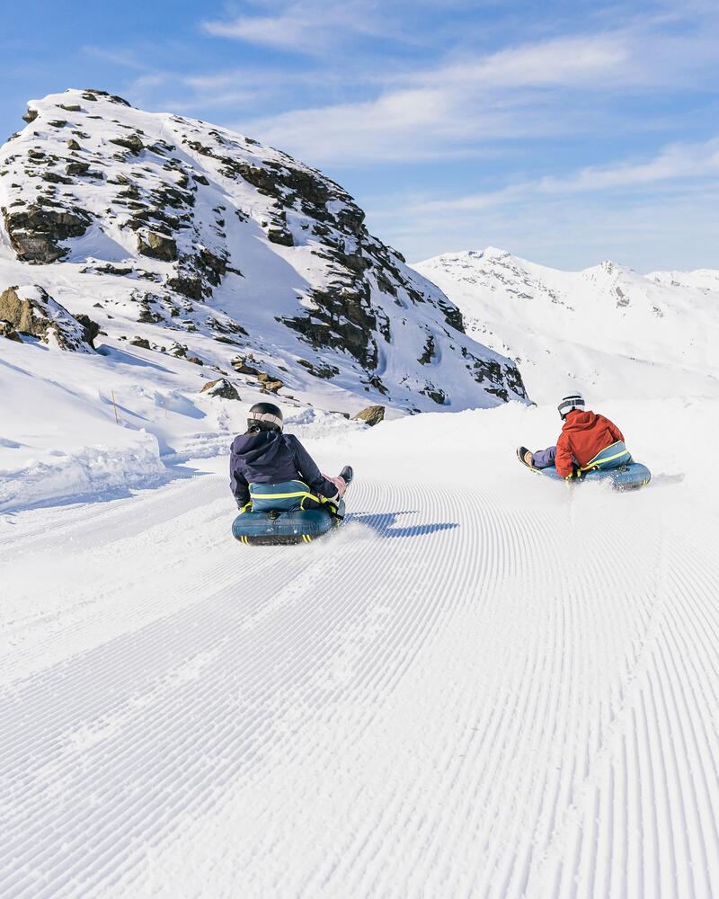 Zwei schlittenfahrer auf der Piste