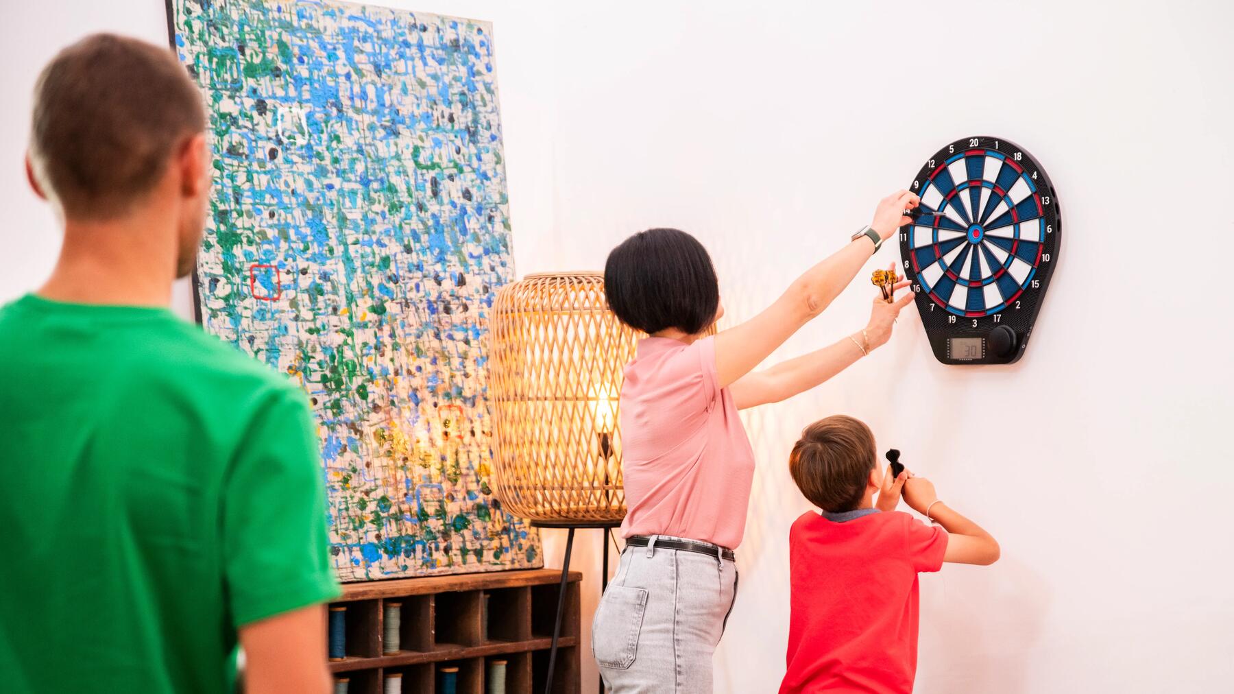 Mains qui tiennent des fléchettes