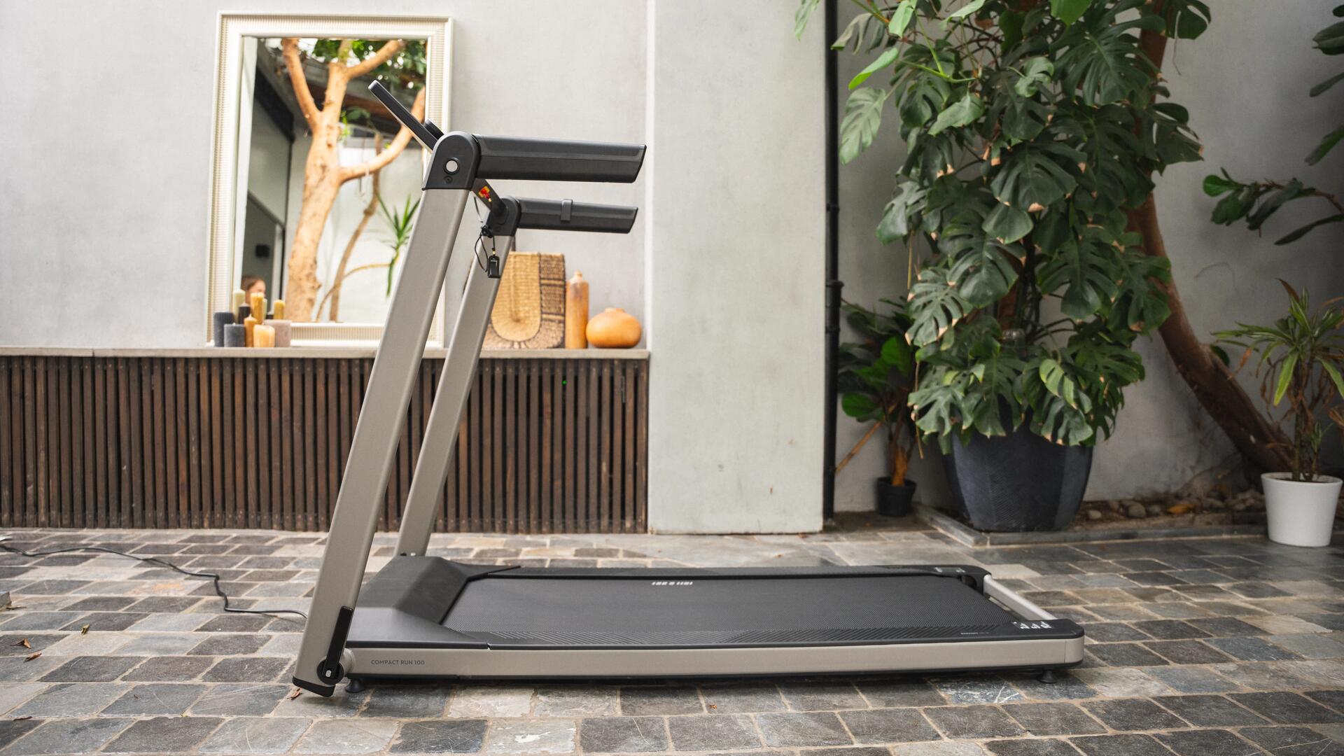 Domyos Run 100 Loopband, ideaal voor kleine ruimtes omdat de loopband compact opbouwbaar is
