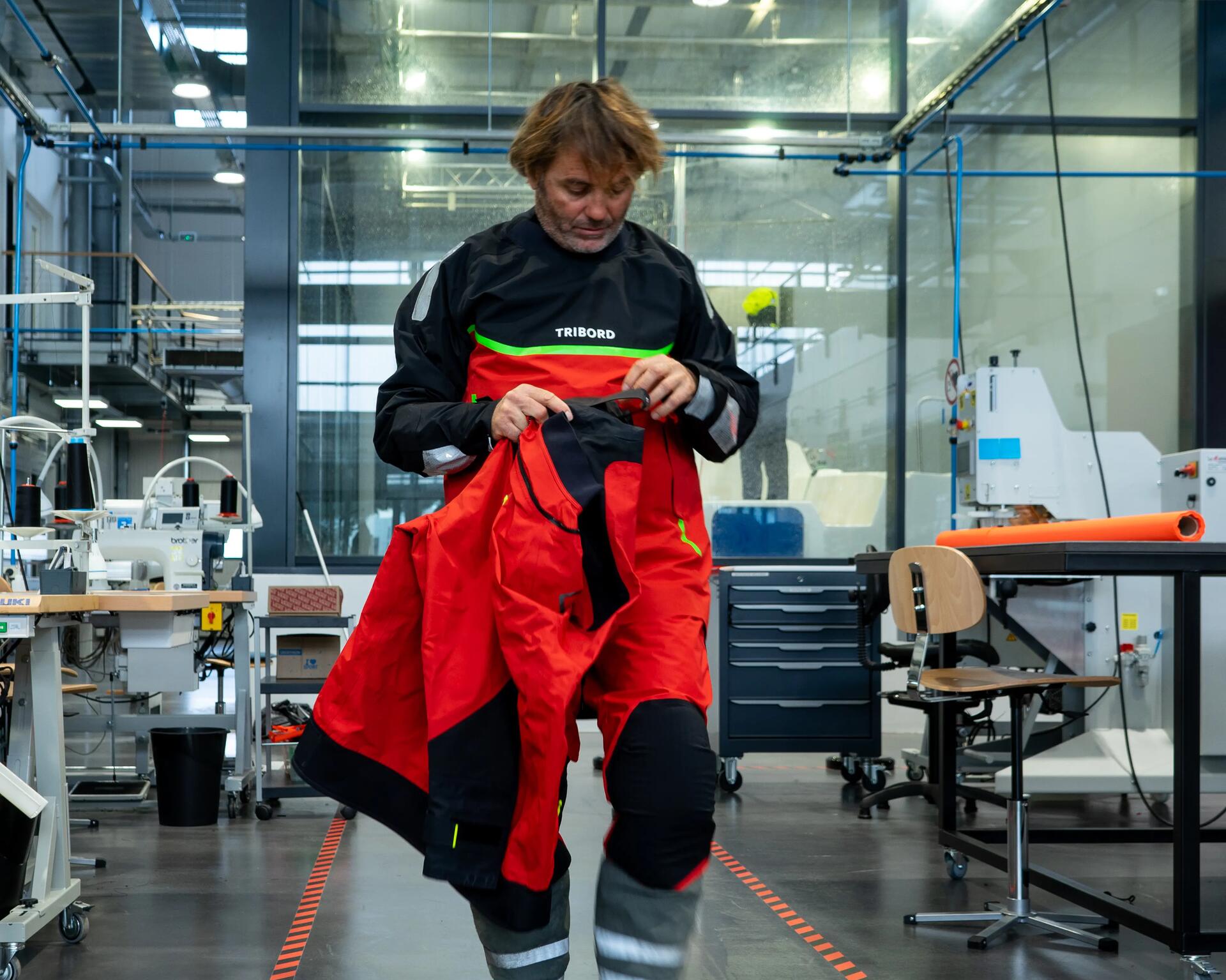 Yannick Bestaven marchant dans l'atelier du Tribord Sailing Lab