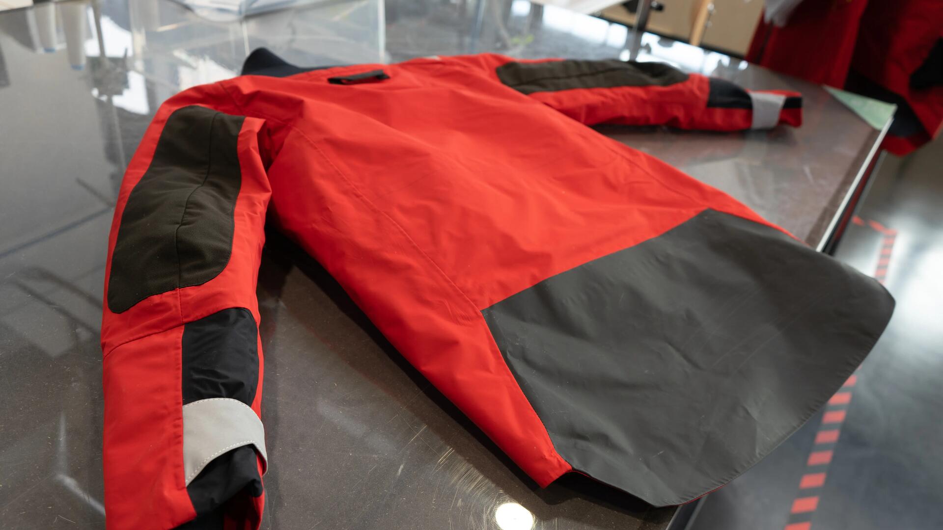 Yannick Bestaven en train de faire ses retours à l'équipe de conception TRIBORD sur une veste