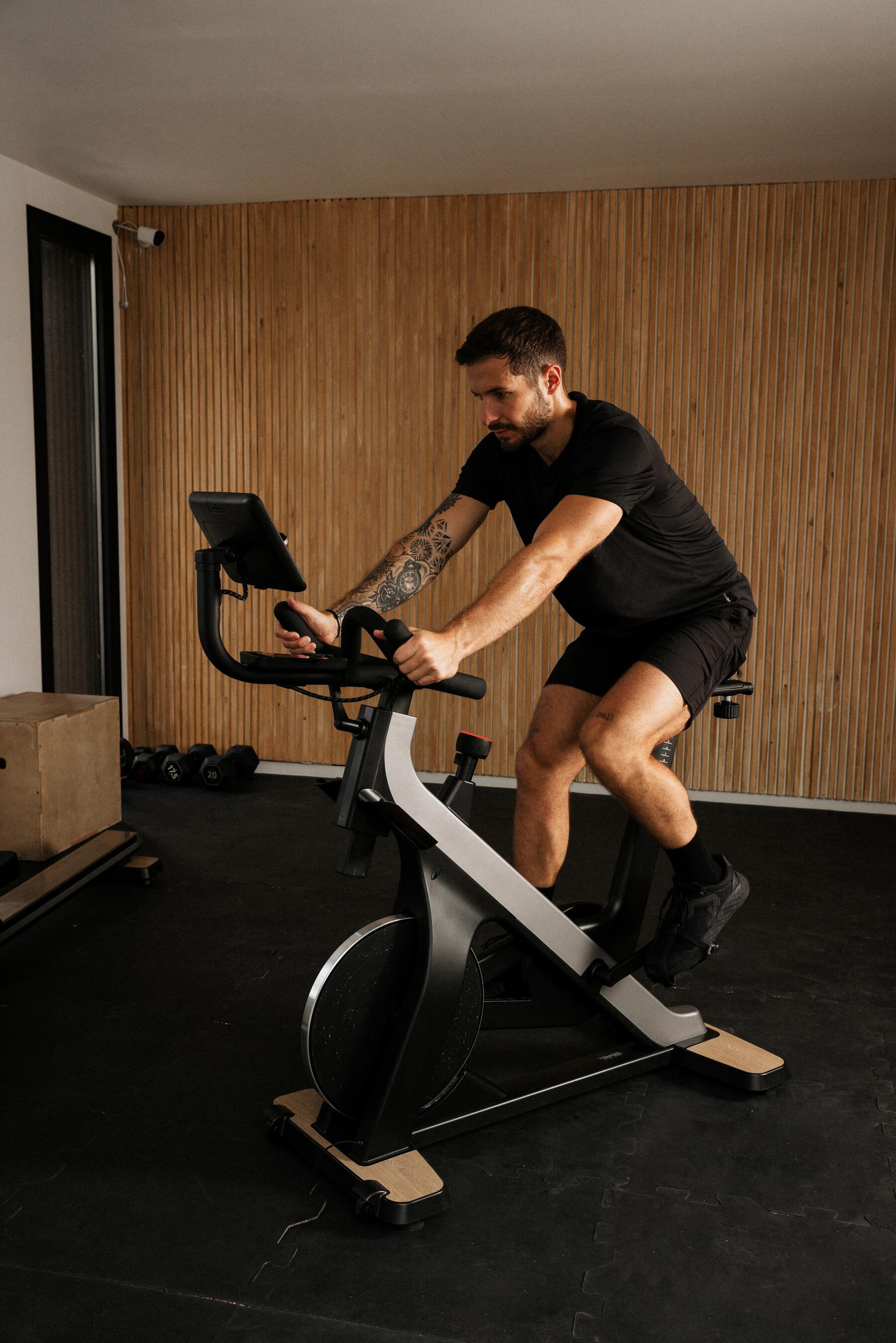 COMO UTILIZAR CORRETAMENTE A BICICLETA DE CARDIO BIKING 