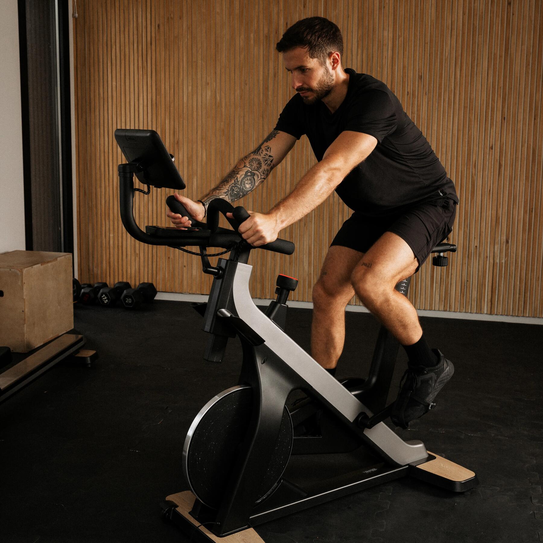 hombre en bicicleta estática
