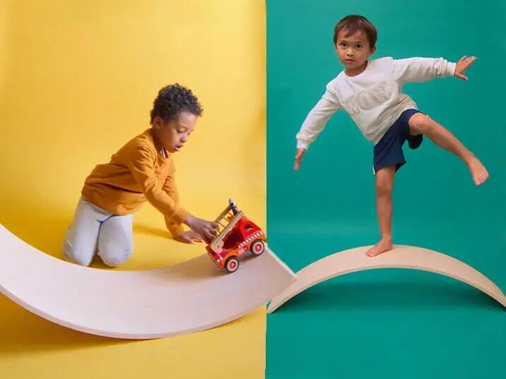Junge beim Kinderturnen
