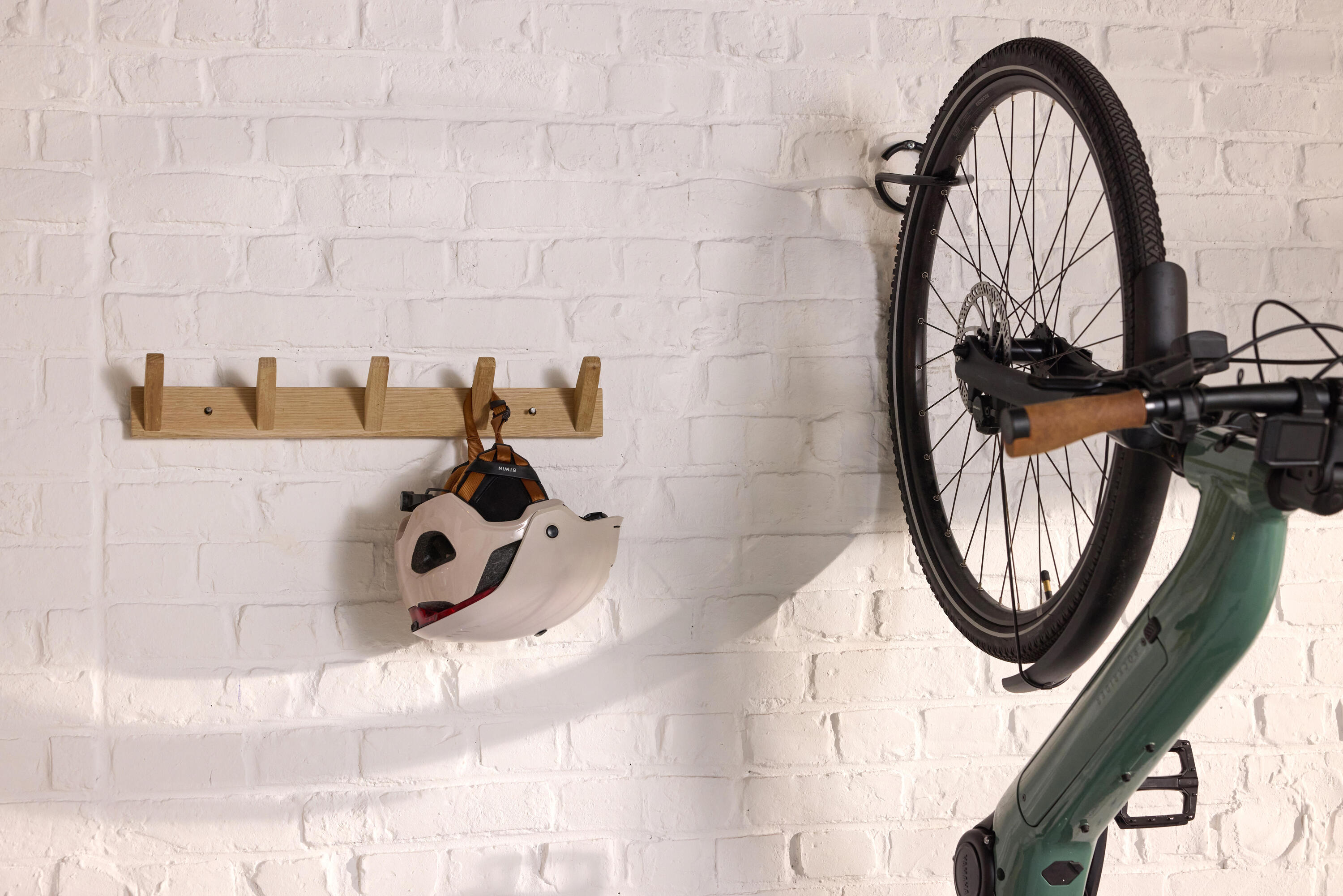 Support velo mural et plafond noir 7/8