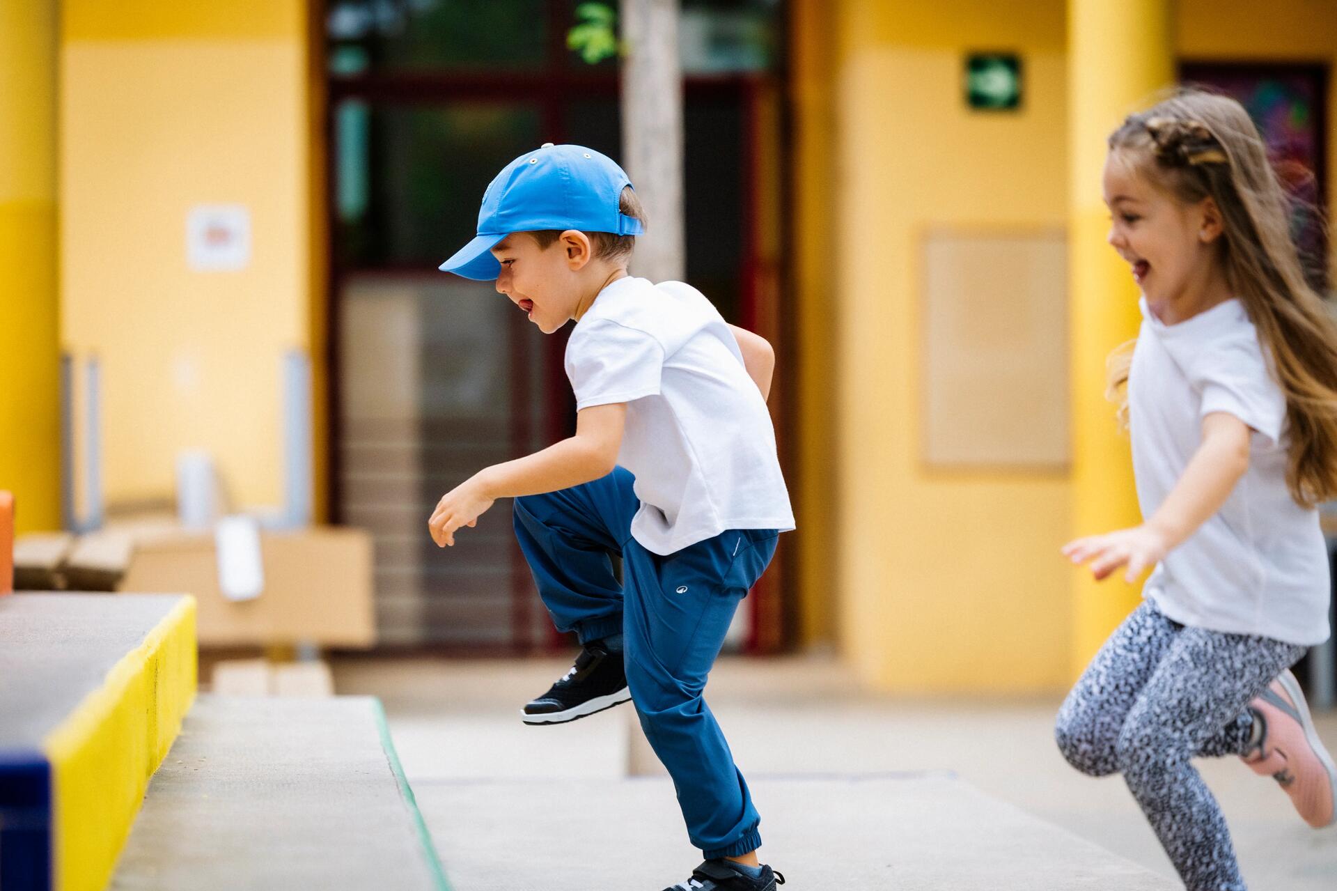 SPORT ACASĂ ÎN FAMILIE – EXERCIȚII PE CARE SĂ LE FACI ÎMPREUNĂ CU COPIII