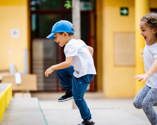 SPORT ACASĂ ÎN FAMILIE – EXERCIȚII PE CARE SĂ LE FACI ÎMPREUNĂ CU COPIII