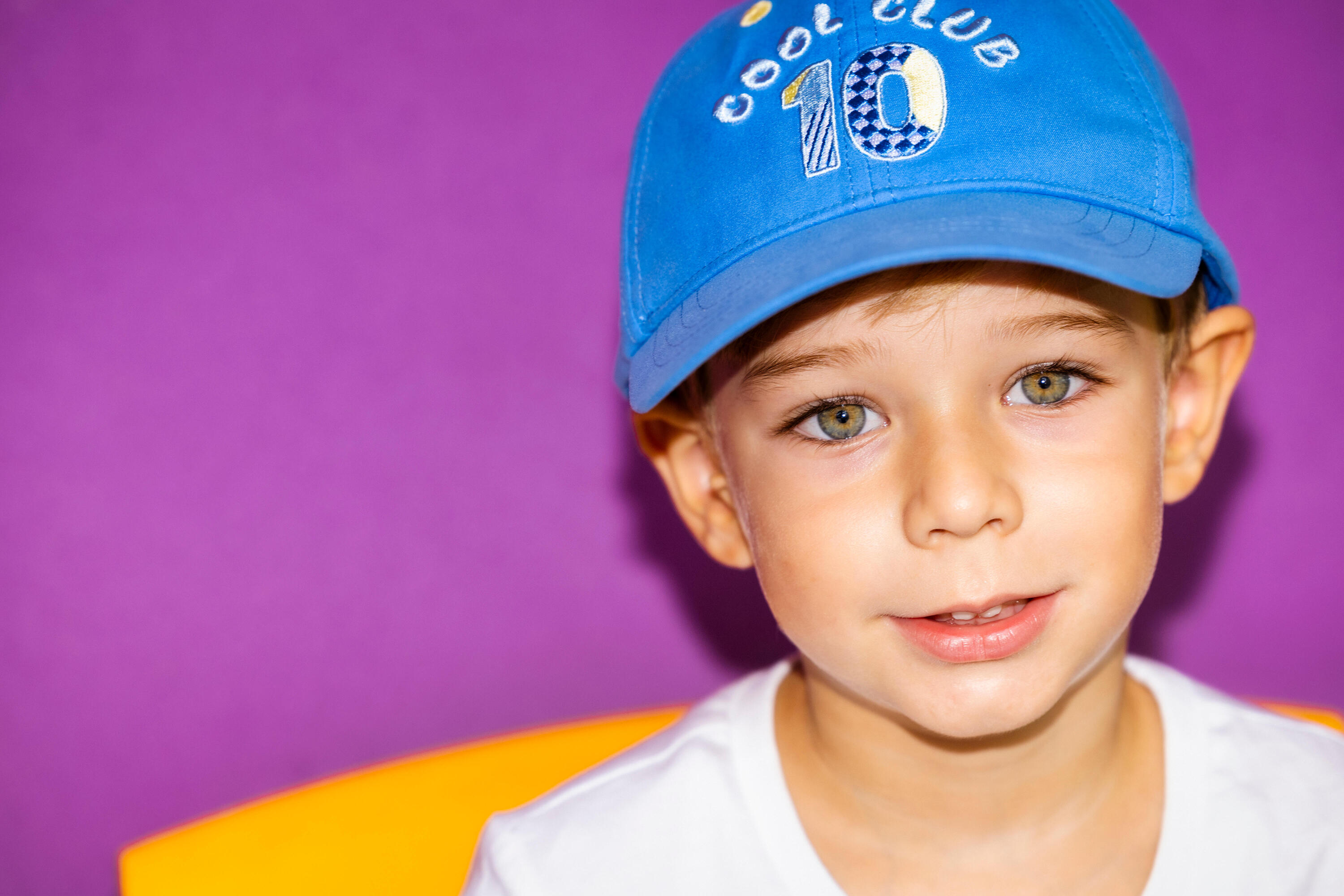 Verstelbare multisport pet voor peuters blauw geel 15/15