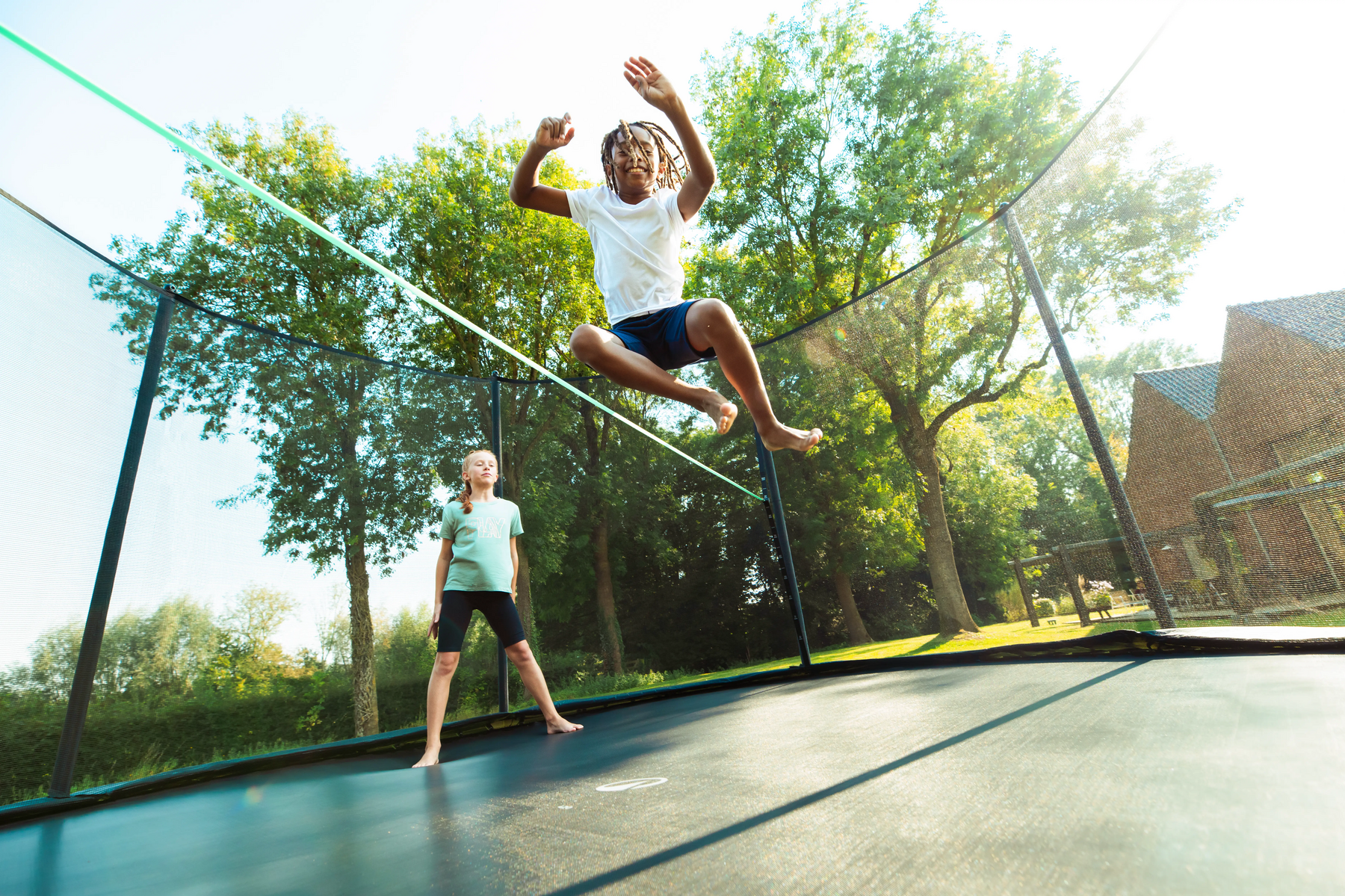 niños saltando en cama elástica