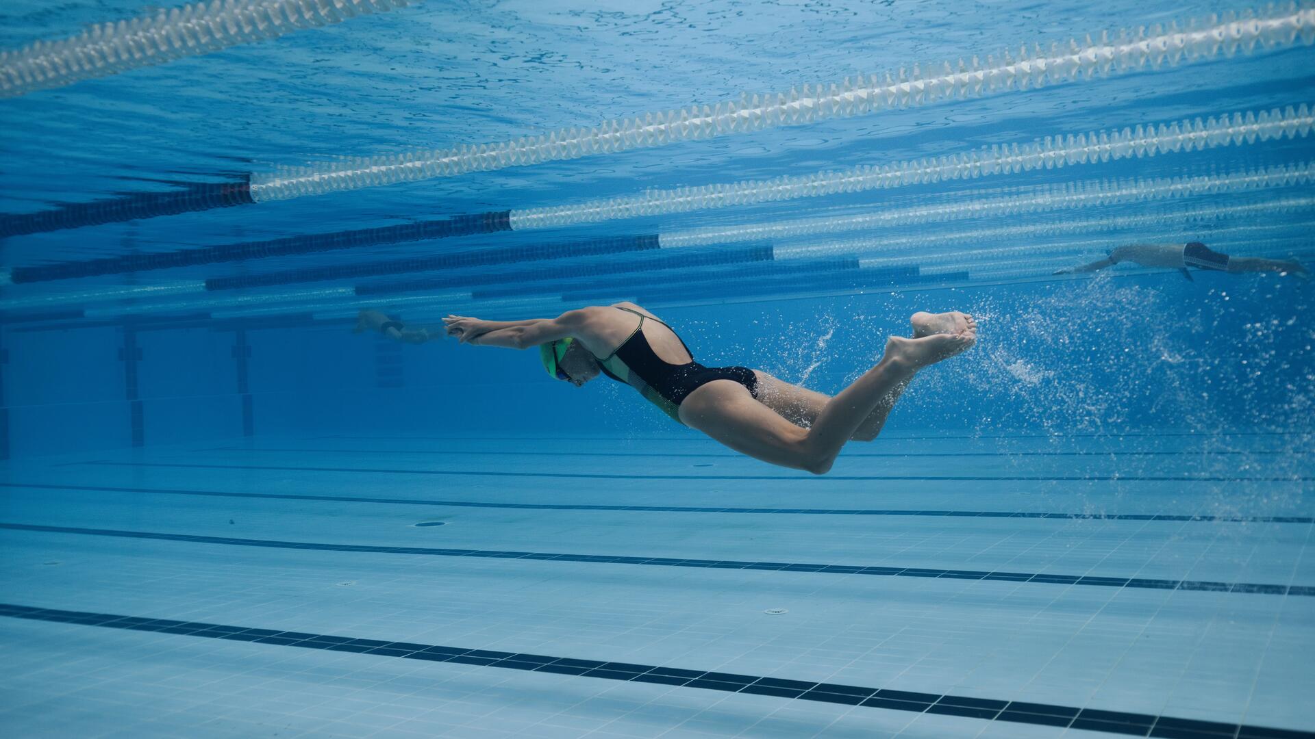 Un homme faisant une longueur à la piscine