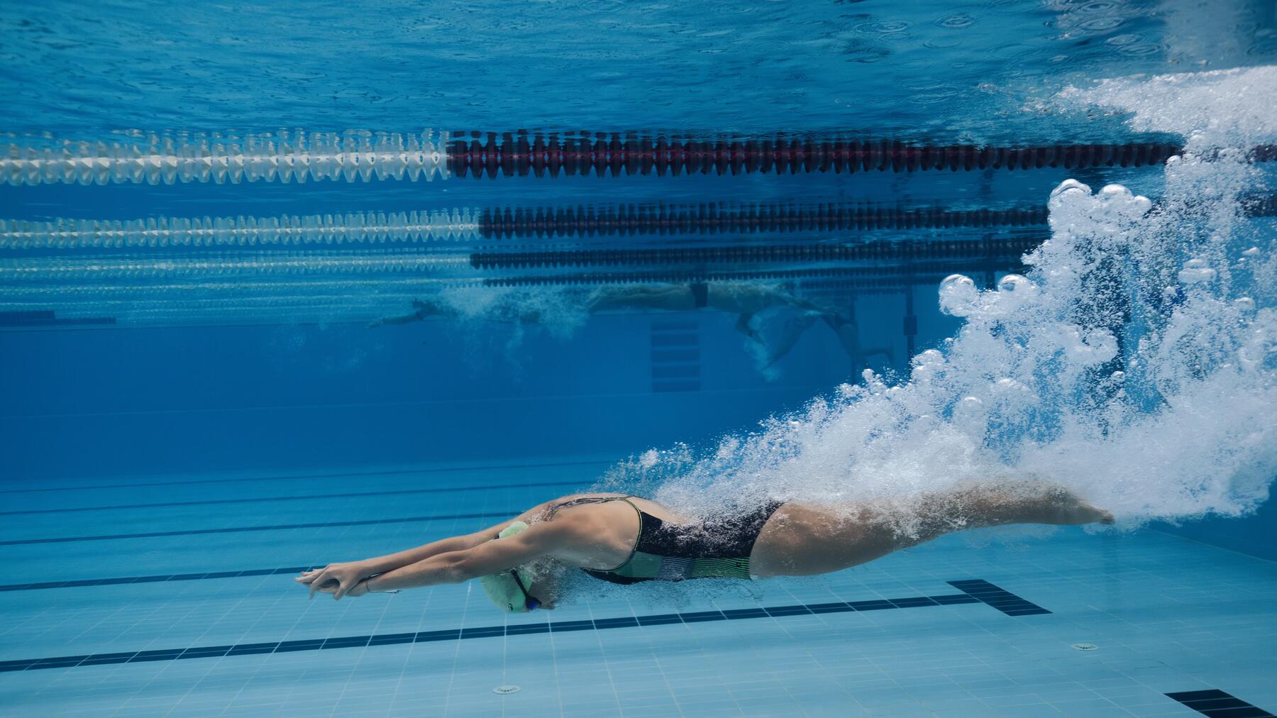 mujer nadando en piscina
