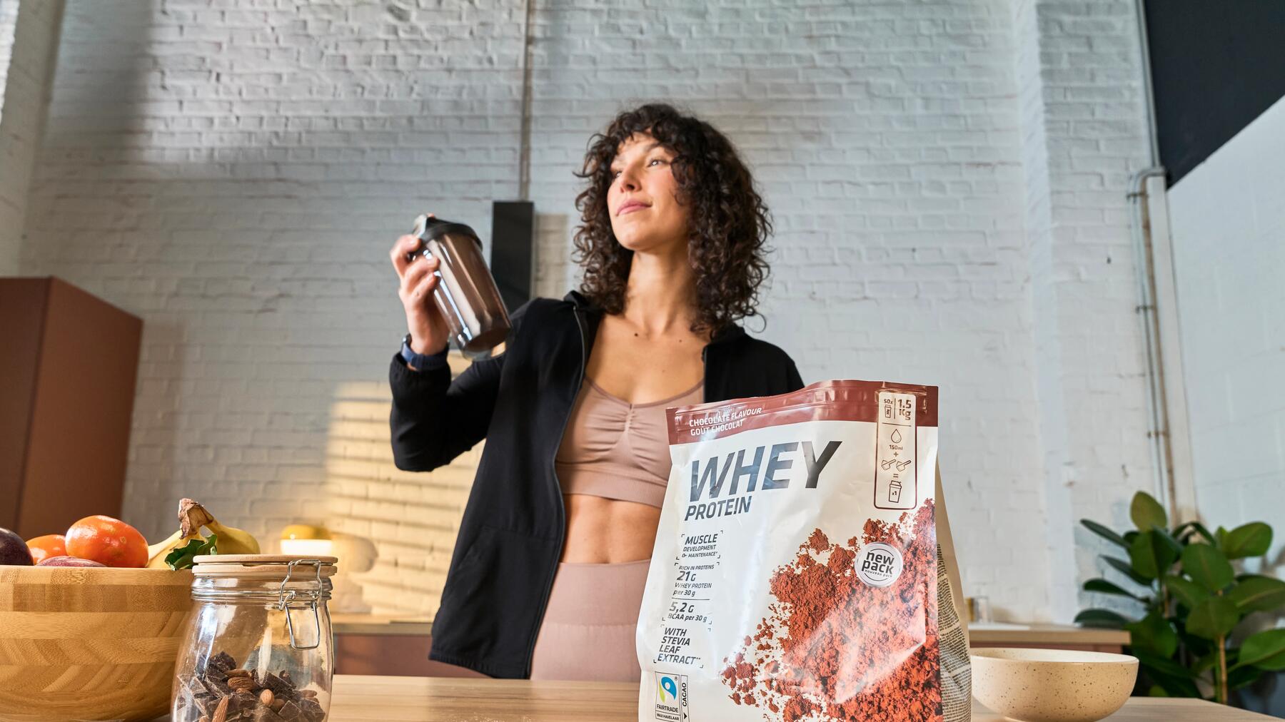 Vrouw met whey proteïne shaker