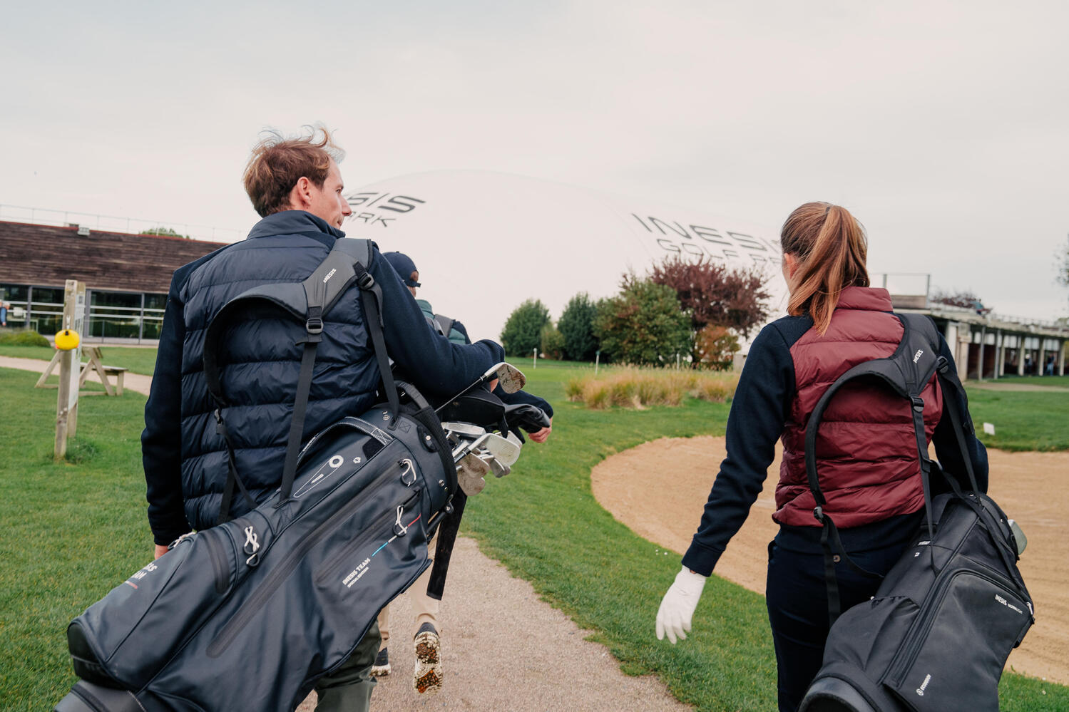 Personas con bolsos de golf