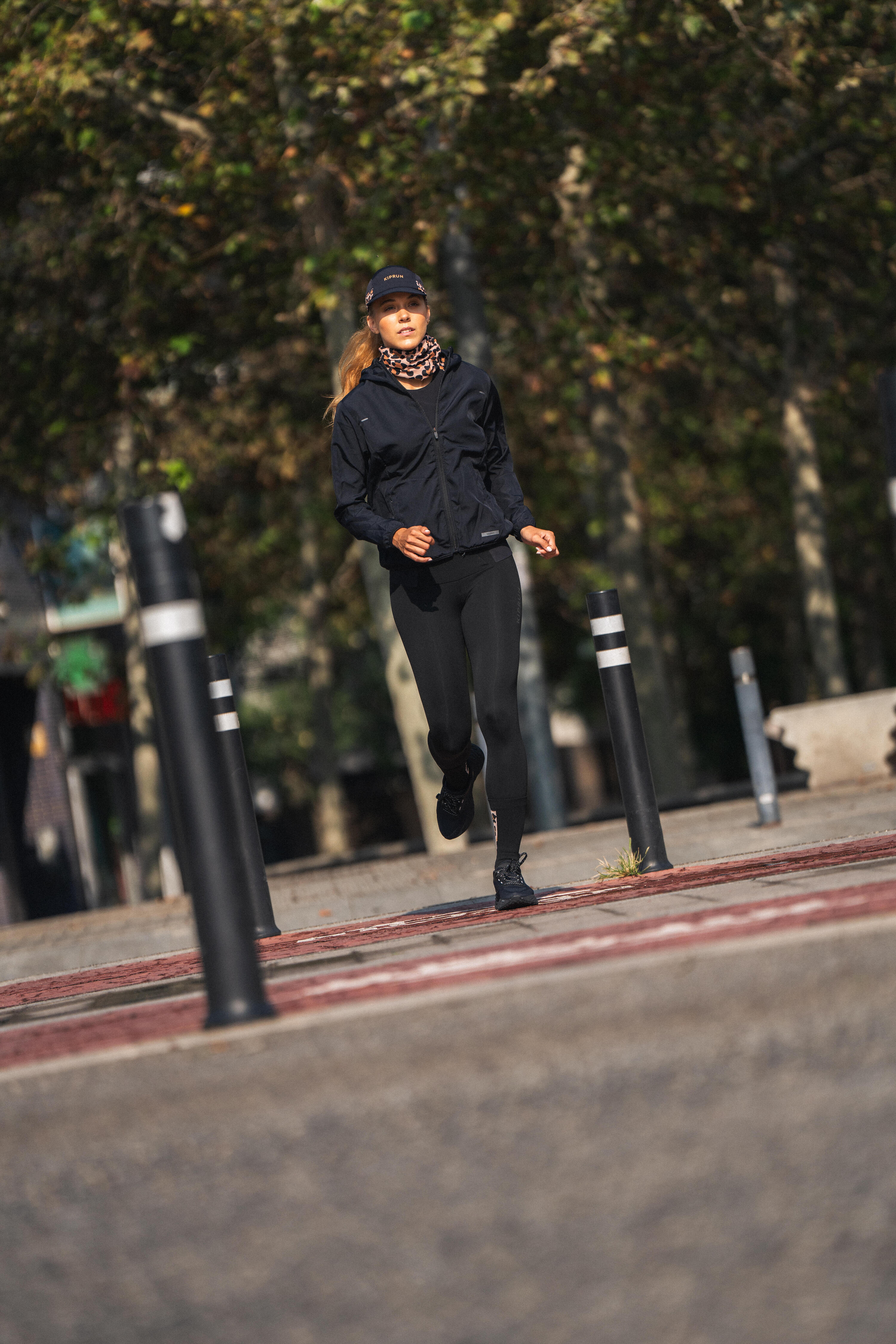 Giacca antivento running donna RUN 100 WIND nera 8/20