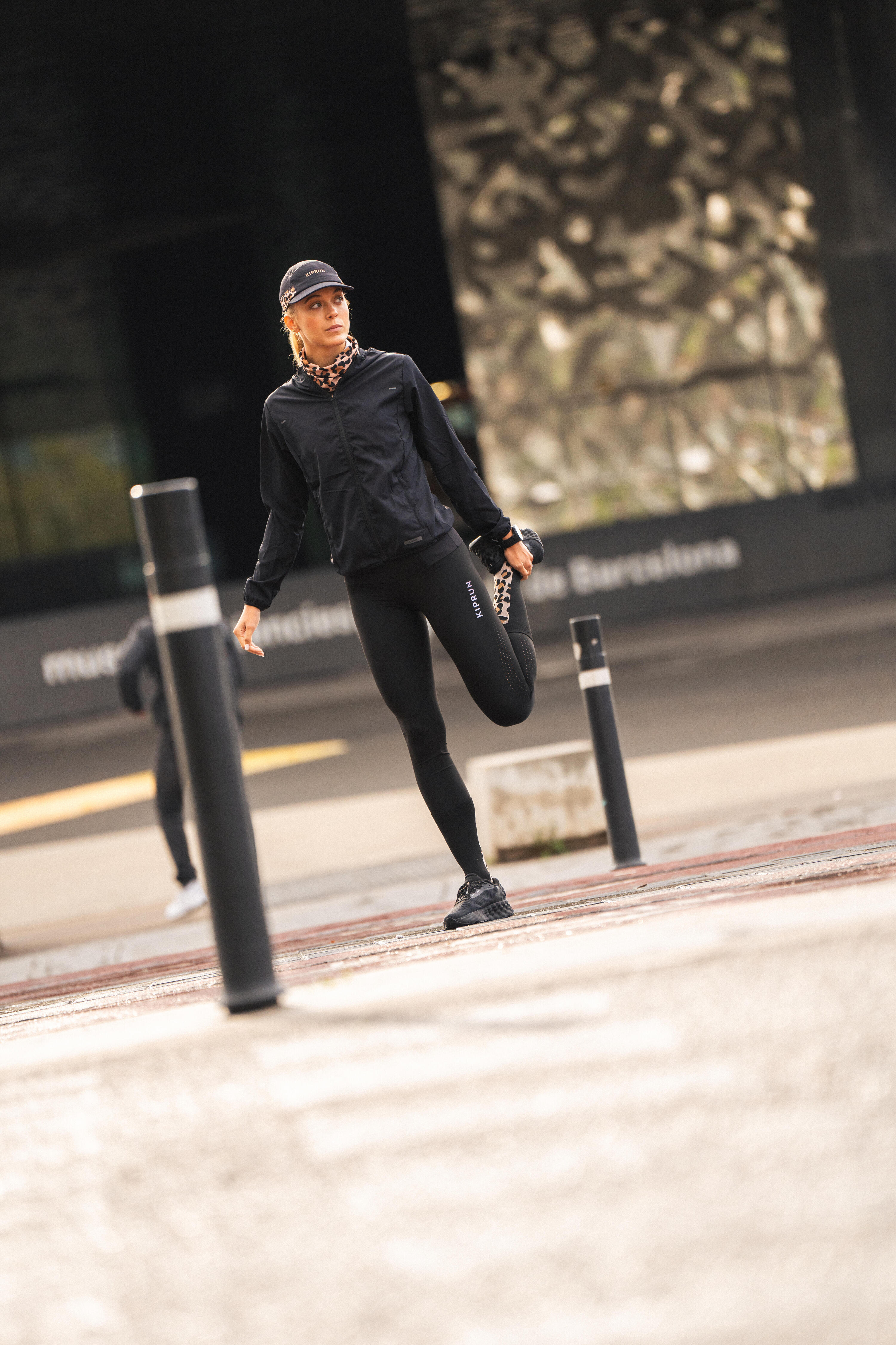 Giacca antivento running donna RUN 100 WIND nera 12/20
