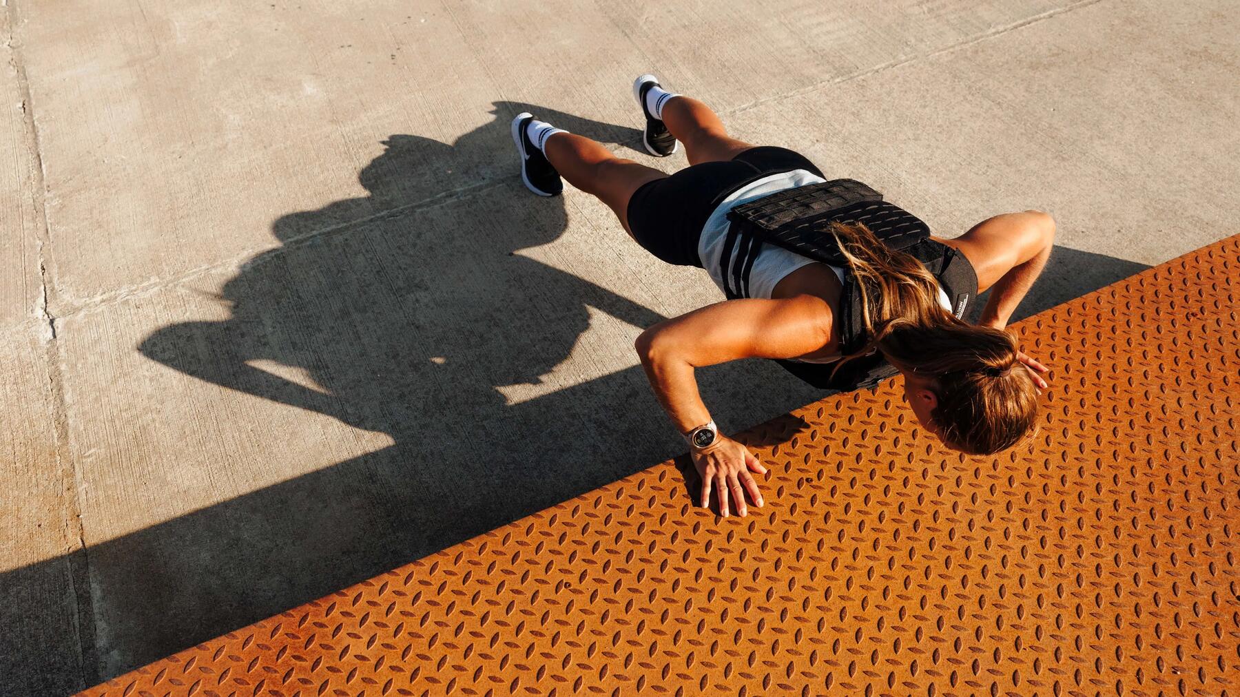 deux joueurs qui font des push up sur le terrain