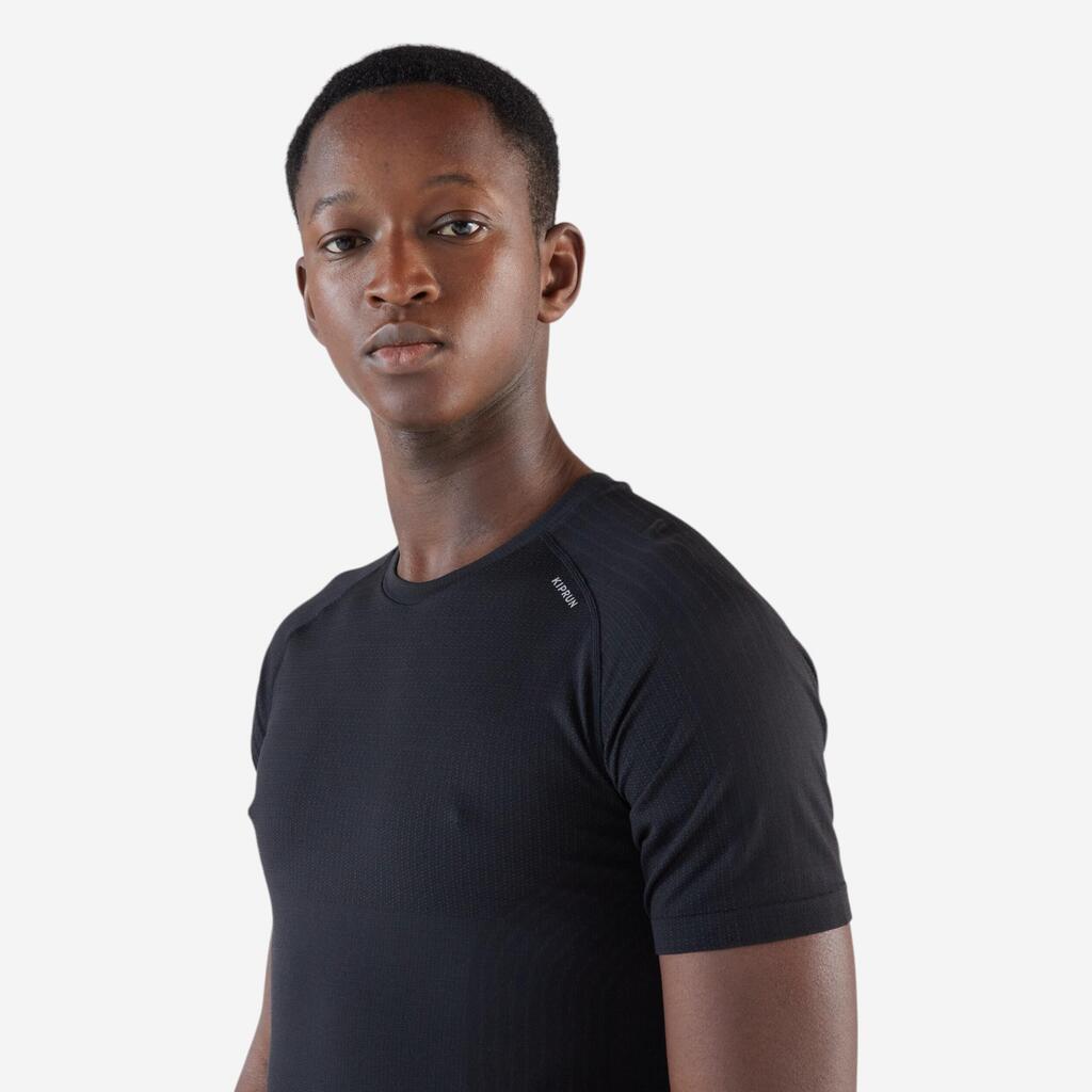 T-SHIRT DE RUNNING 500 CONFORT SLIM SANS COUTURES NOIR FUMÉ