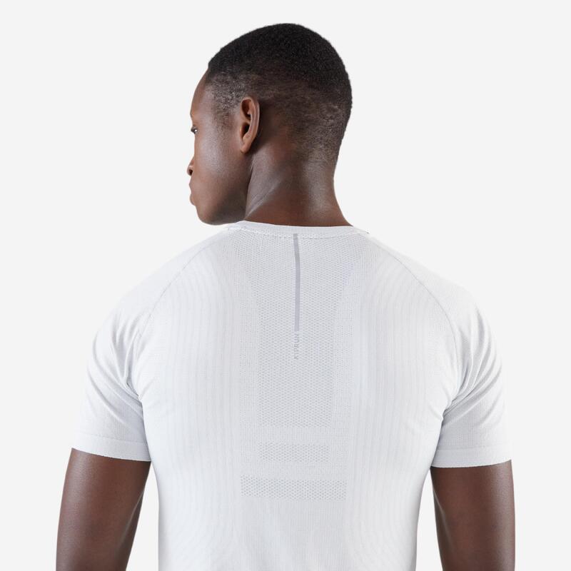 Pánské běžecké bezešvé tričko 500 Comfort Slim