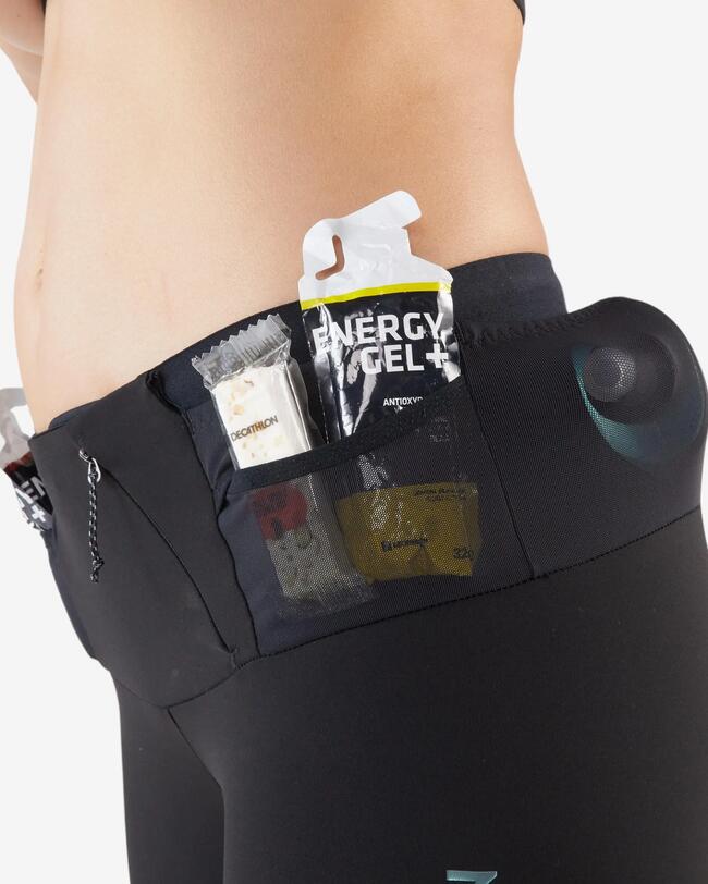 Schwarzer Laufgürtel mit Taschen, gefüllt mit Energieriegeln, auf Sportkleidung.
