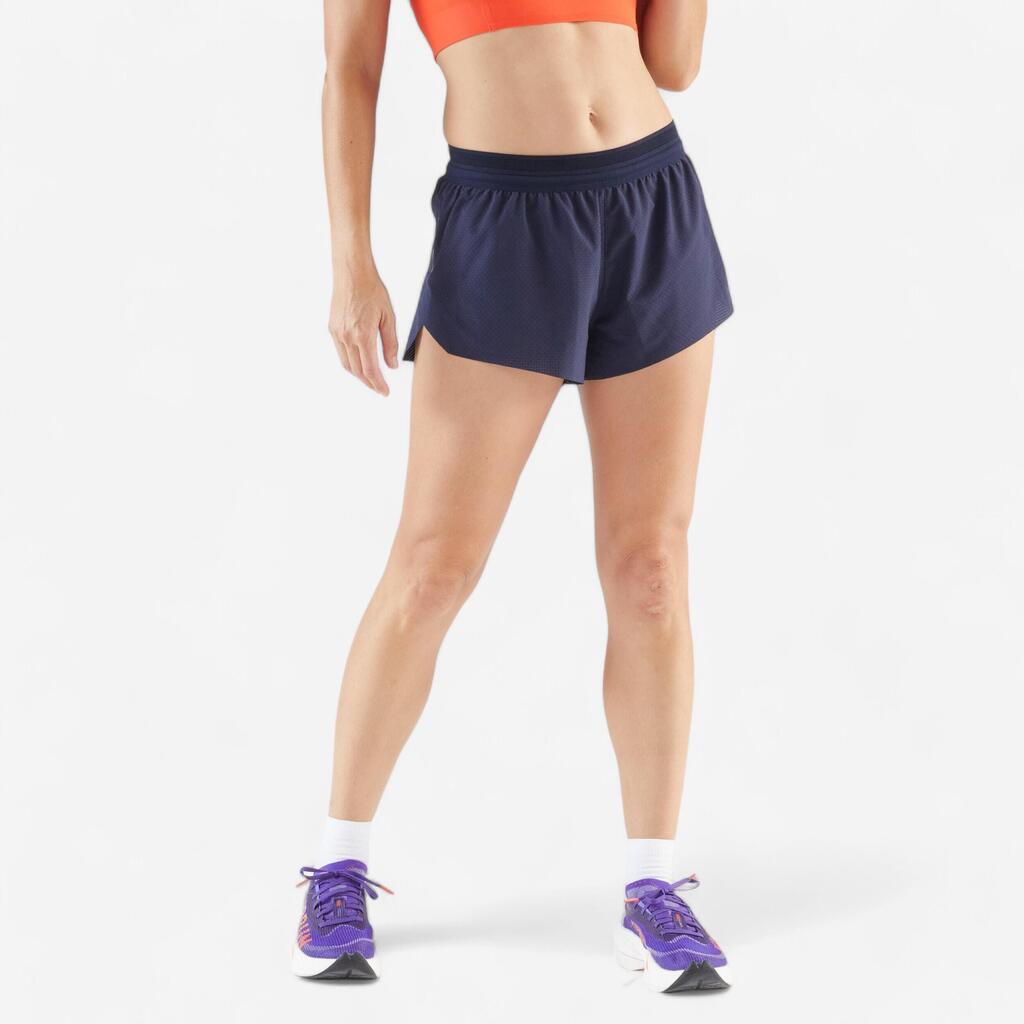 מכנסיים קצרים לריצה ולריצת שטח לנשים- דגם KIPRUN Run 900 Light - כחול נייבי