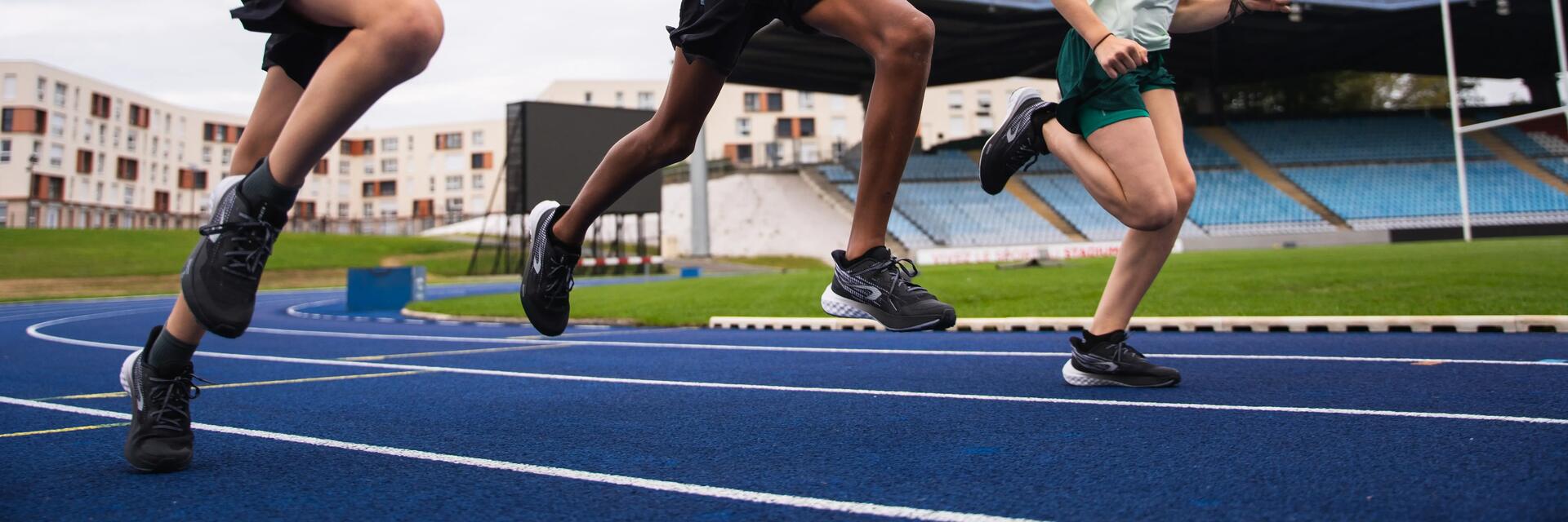 Drei Kinder haben die richtigen Spikes für Leichtathletikschuhe
