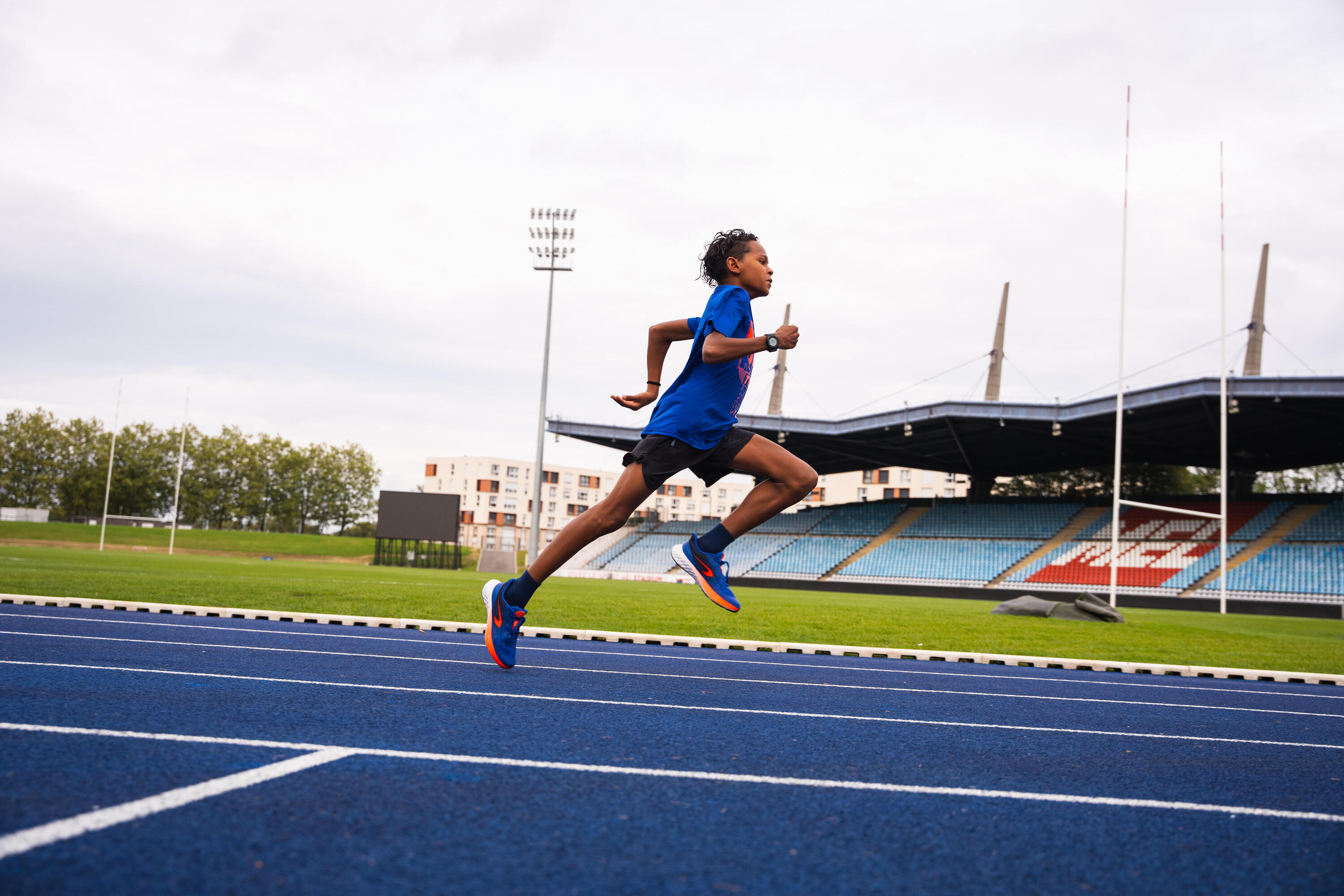 Calções de corrida respiráveis de Criança - KIPRUN DRY+ 900 azul marinho 8/11