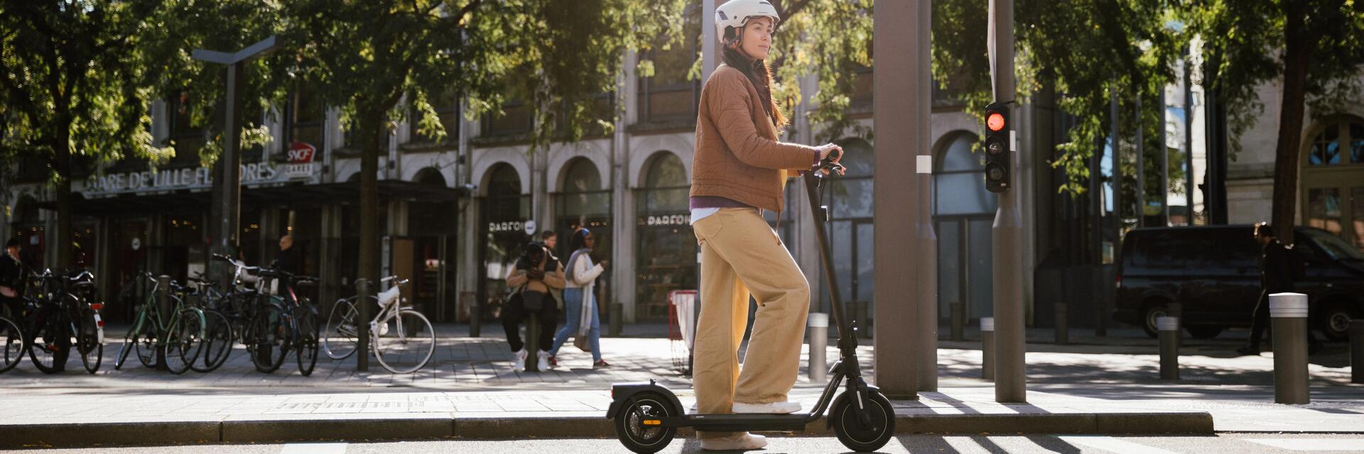 Femme sur une trottinette électrique en ville
