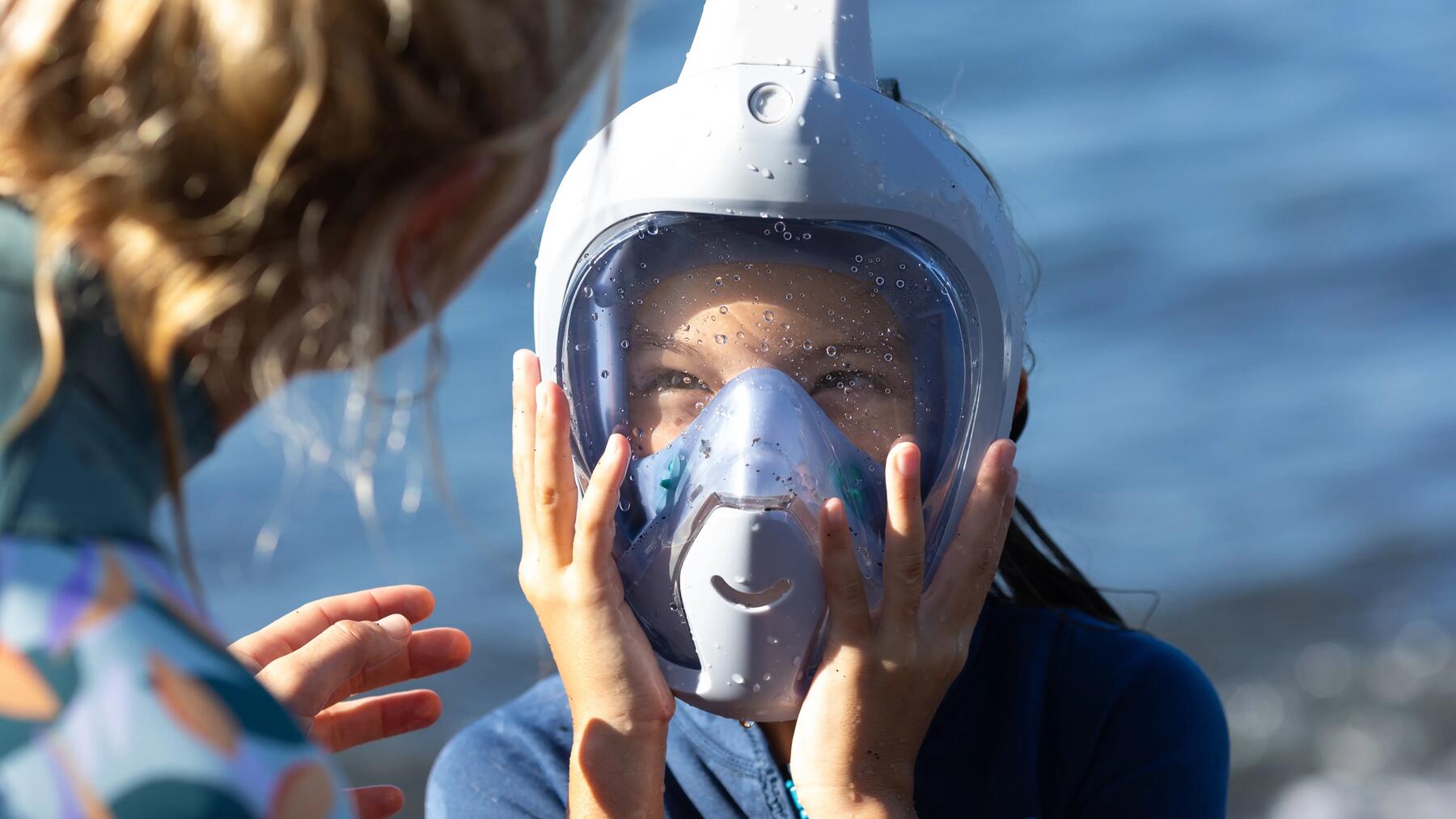 Dziewczynka zakładająca maskę do snorkelingu
