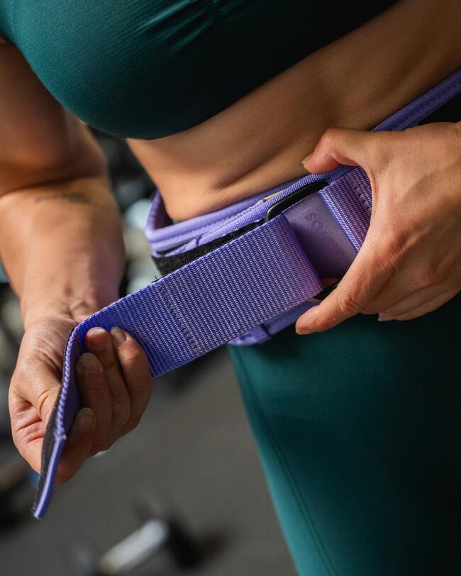 Eine Frau macht Sport.