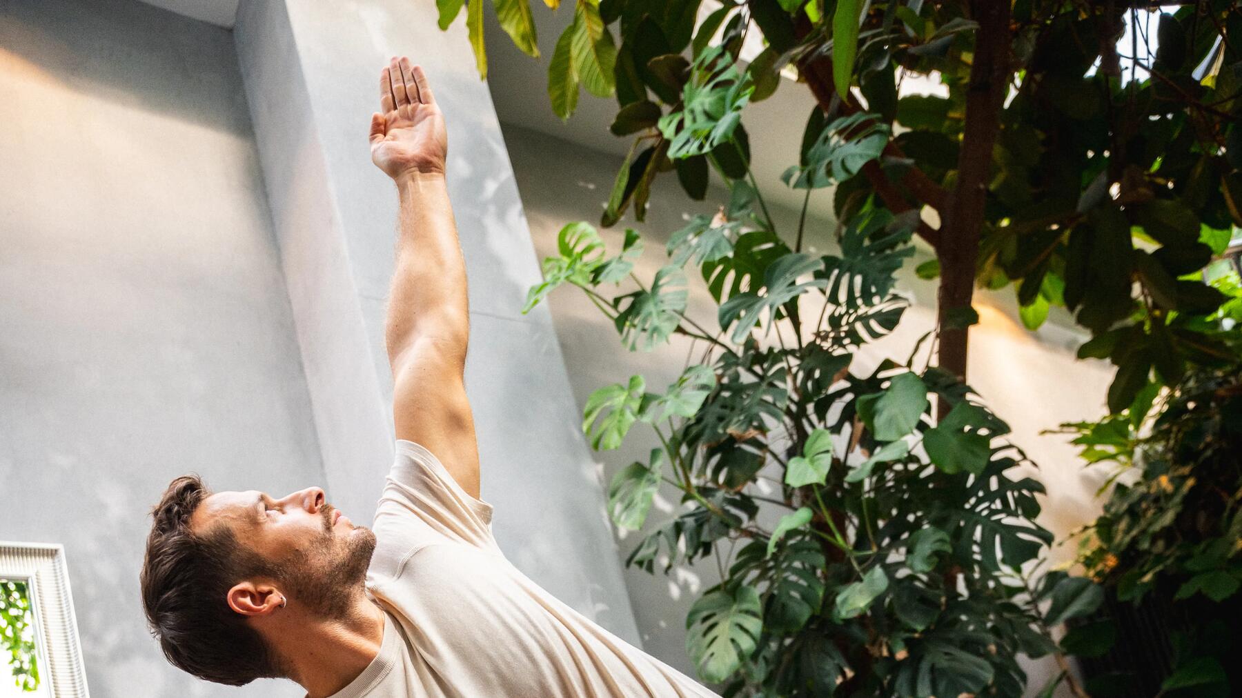 Mann dehnt sich auf einer Yogamatte ohne aufzuwärmen