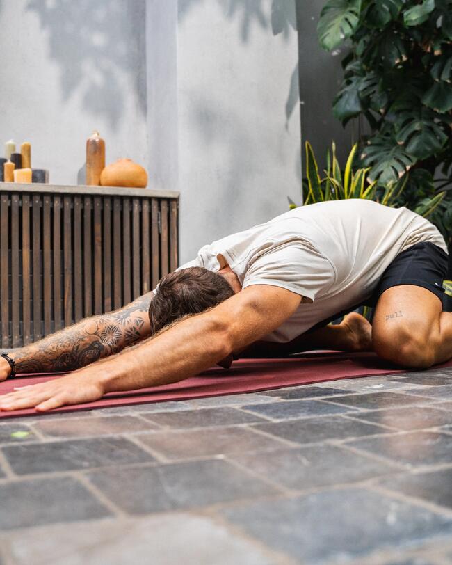 Ein Mann macht Yoga.