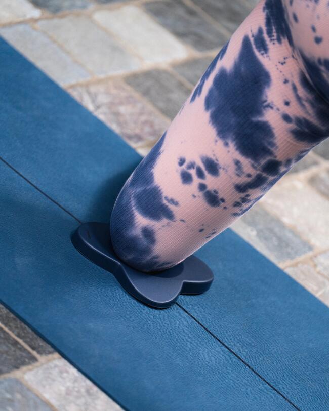 Eine Frau macht Yoga.