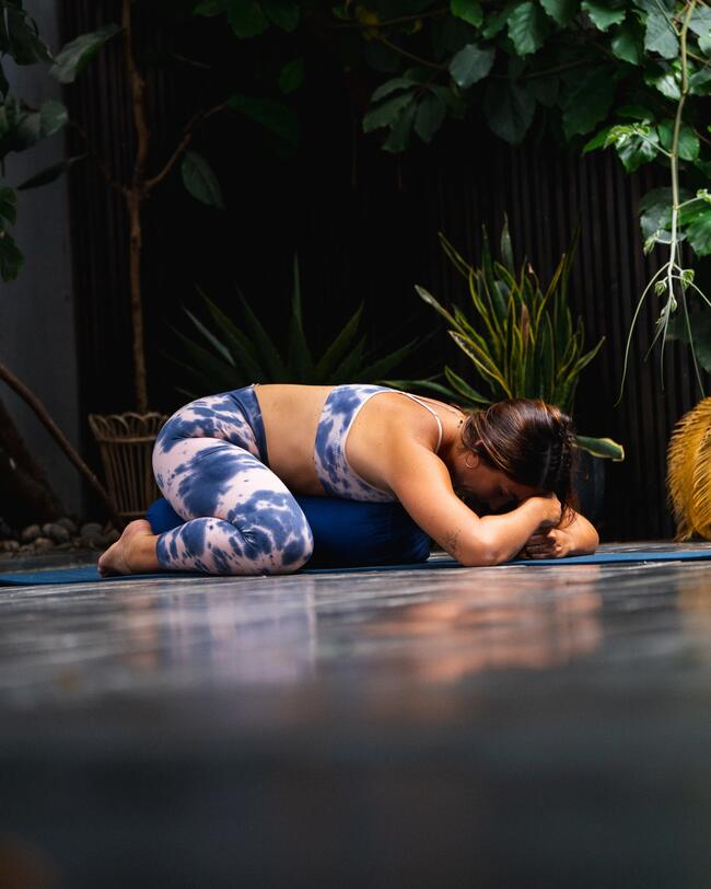 Eine Frau macht Yoga.