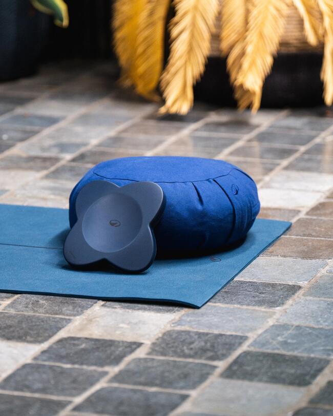 Eine Frau macht Yoga.