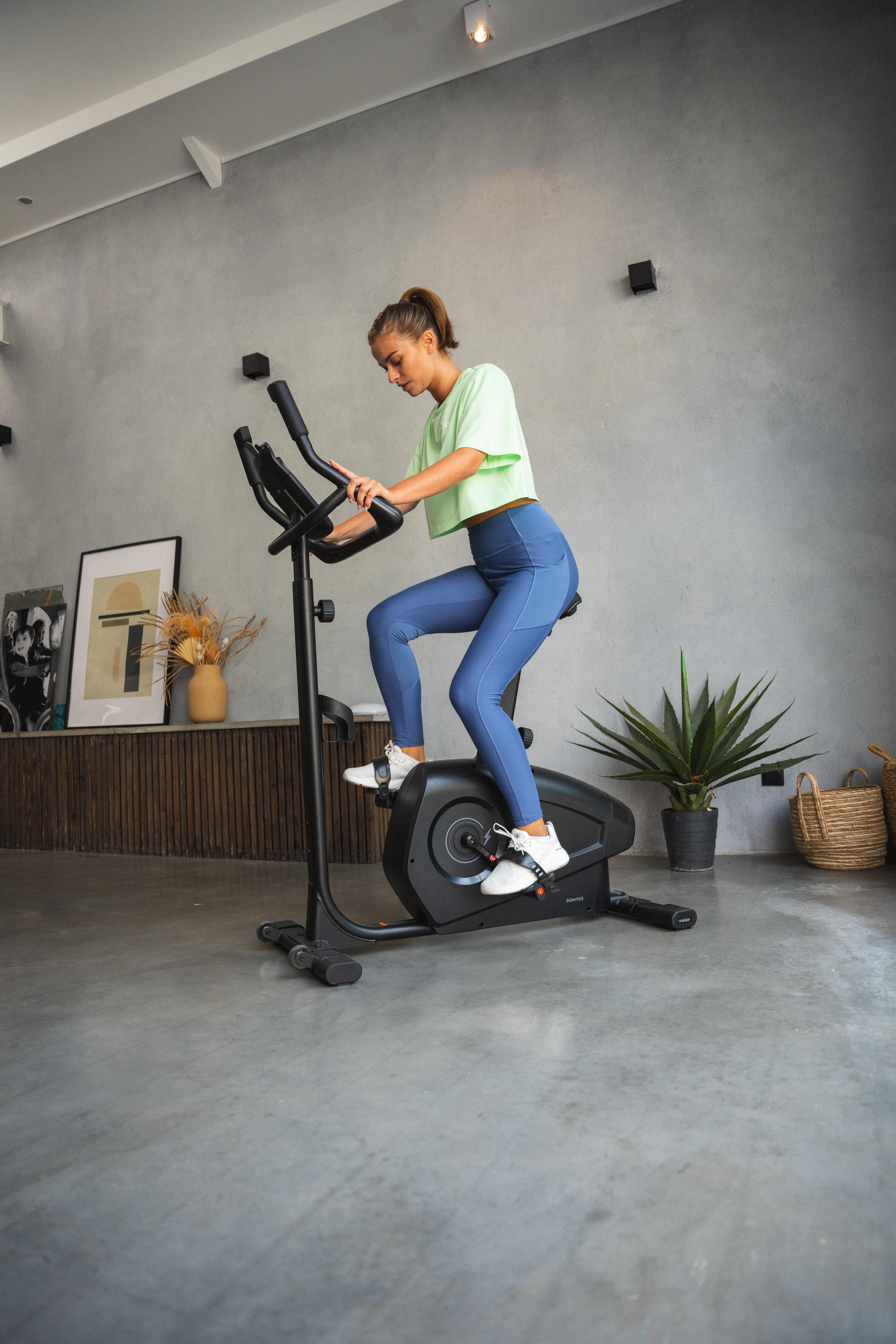 Bicicletă de apartament conectată și auto-alimentată EB900 B 19/23