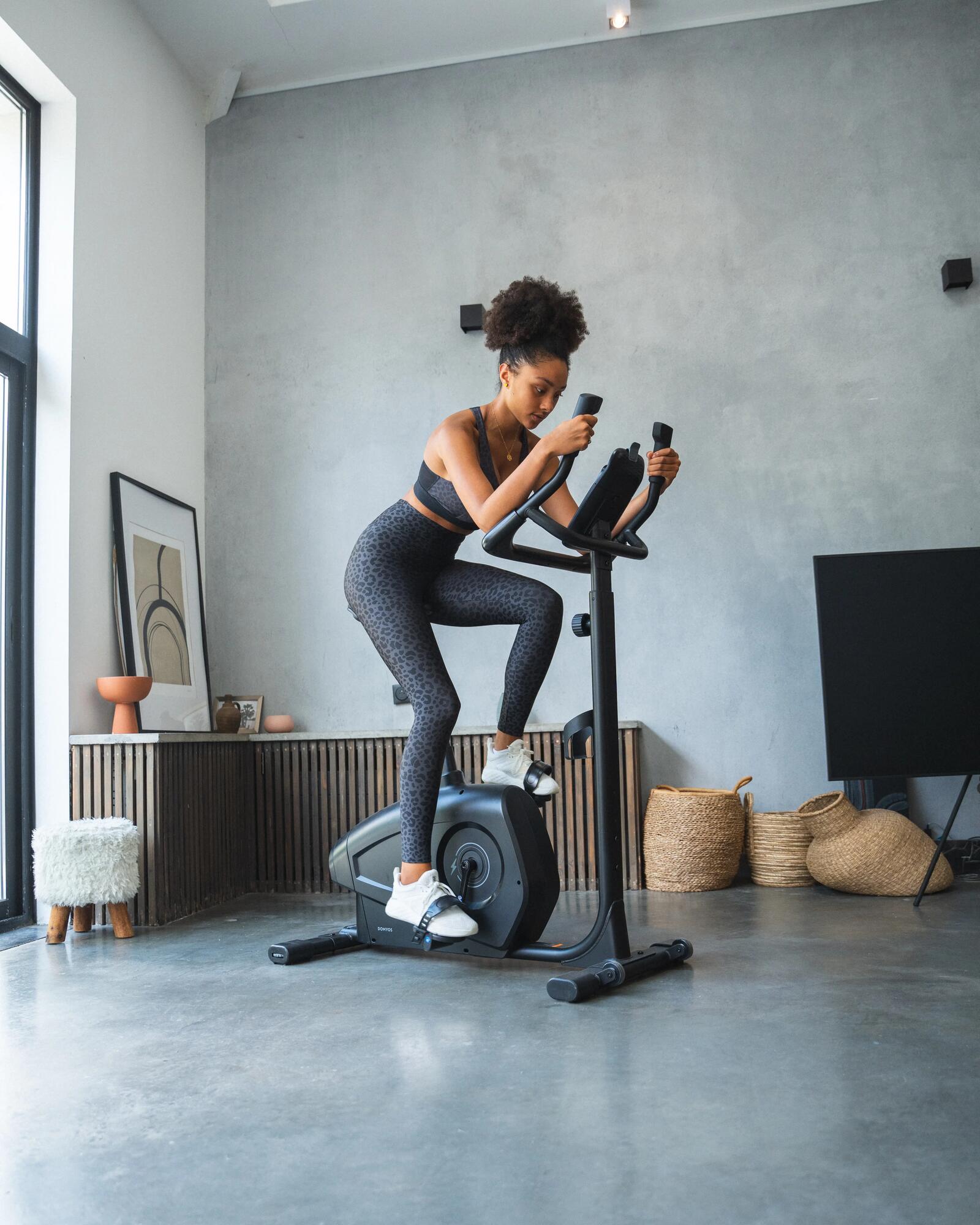 Vrouw op hometrainer