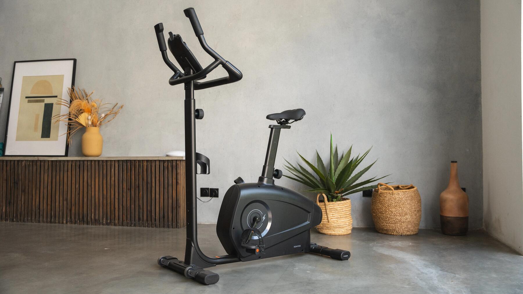 Vrouw op hometrainer