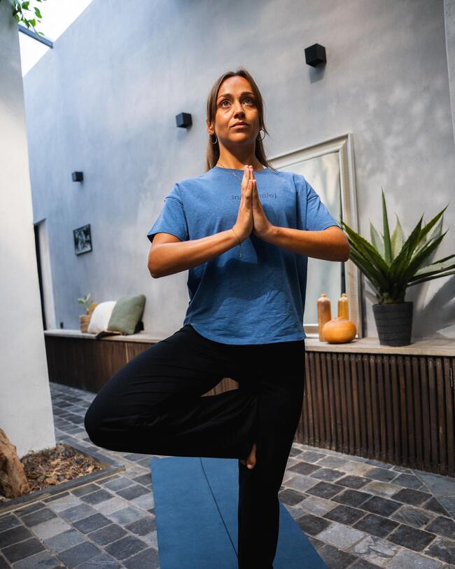 Eine Frau macht Yoga.