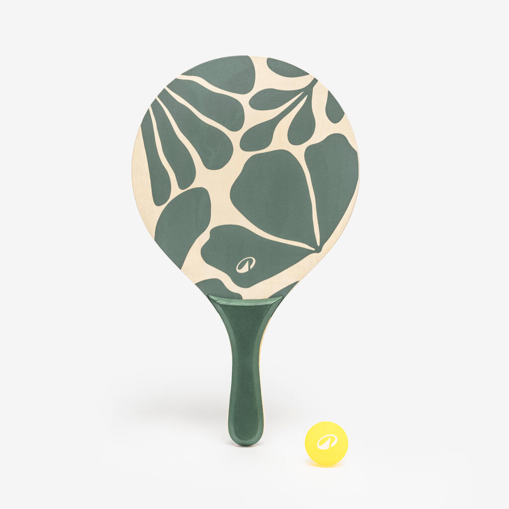 Crveni drveni reket za tenis na pesku
