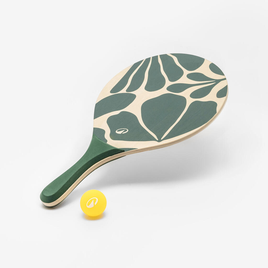 Crveni drveni reket za tenis na pesku