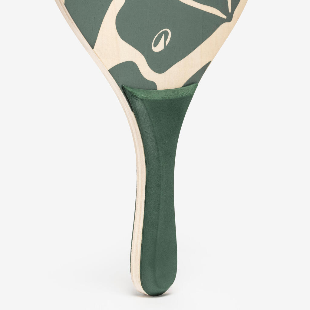Crveni drveni reket za tenis na pesku