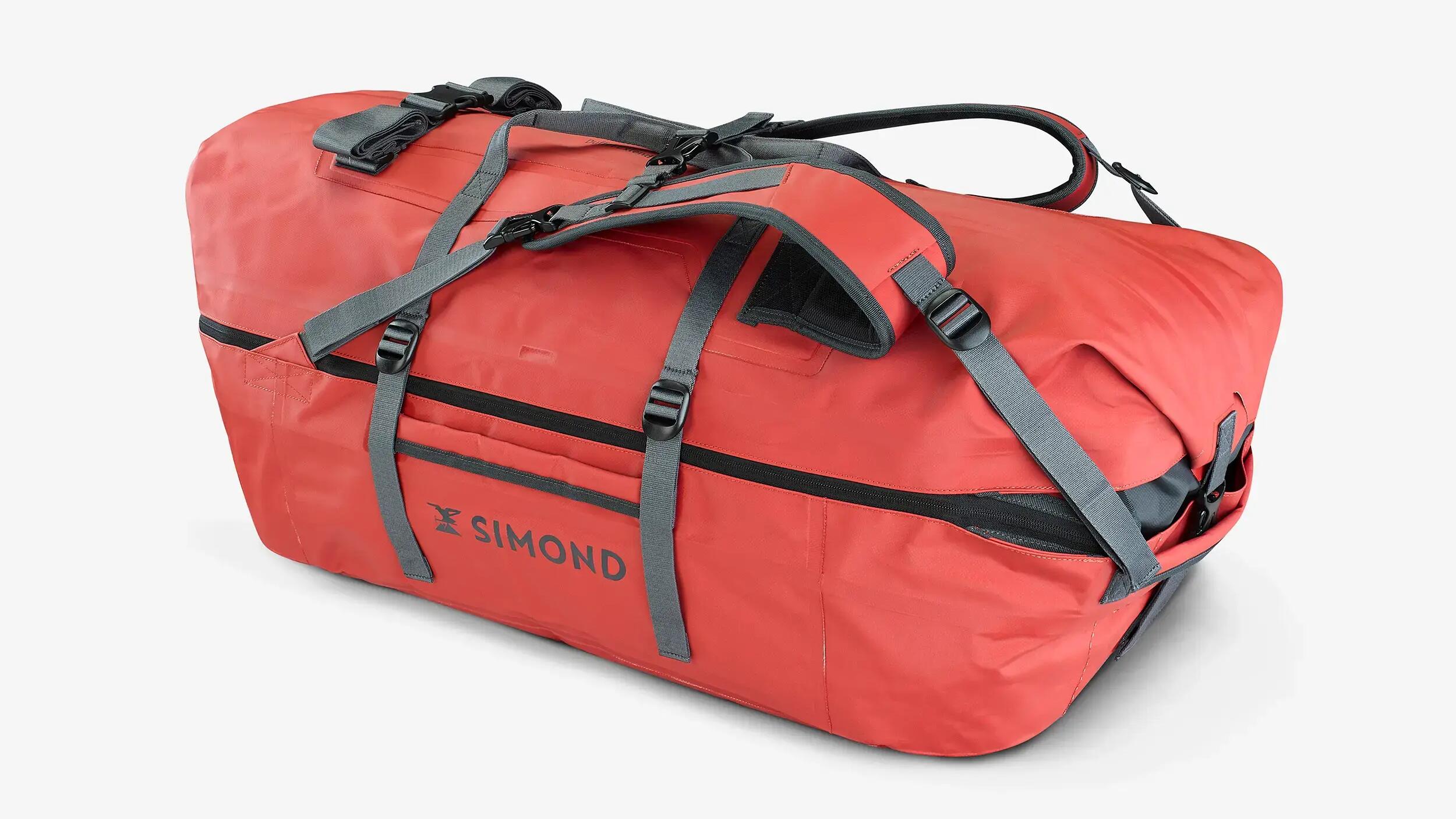 Een rode Extend 80/120L-tas voor trekking repareren 